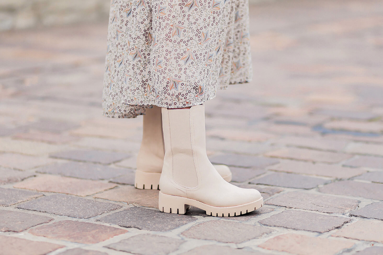 Midikleider und Boots kombinieren, Herbstoutfit mit Chunky Chelsea Boots, beige Stiefeletten, Shoelove by Deichmann