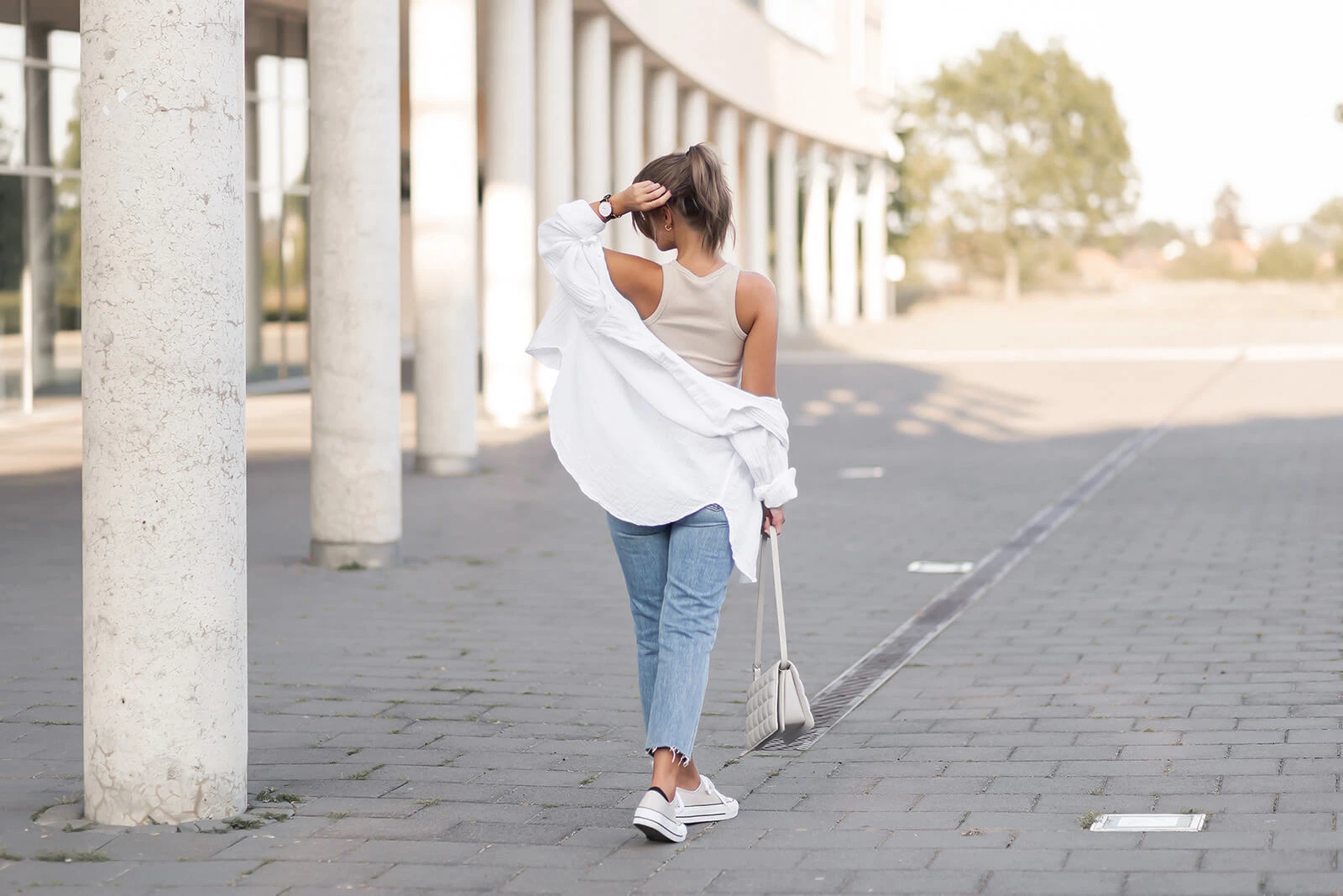 Oversize Hemden kombinieren, lässiger Alltagslook mit Musselin Hemd und Leinensneaker, Shoelove by Deichmann