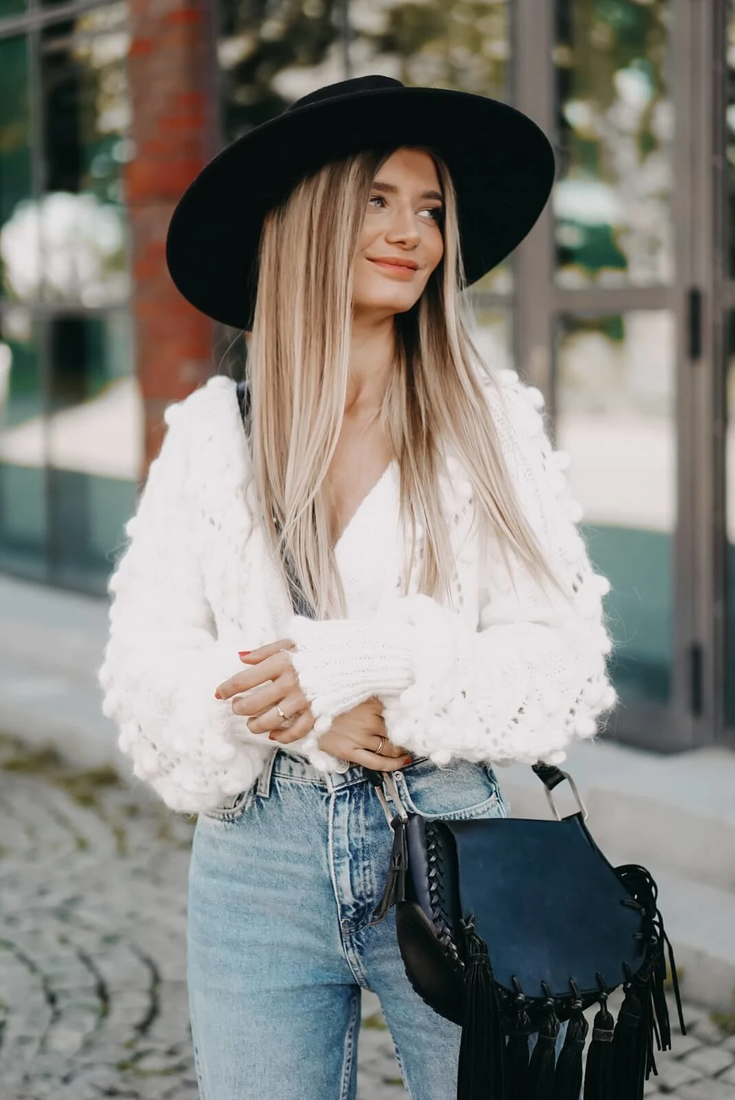 https://shoelove.deichmann.com/de-de/wp-content/uploads/2021/09/Herbst-Trends-2021-Wide-Leg-Jeans-Strick-Boots-2.jpg