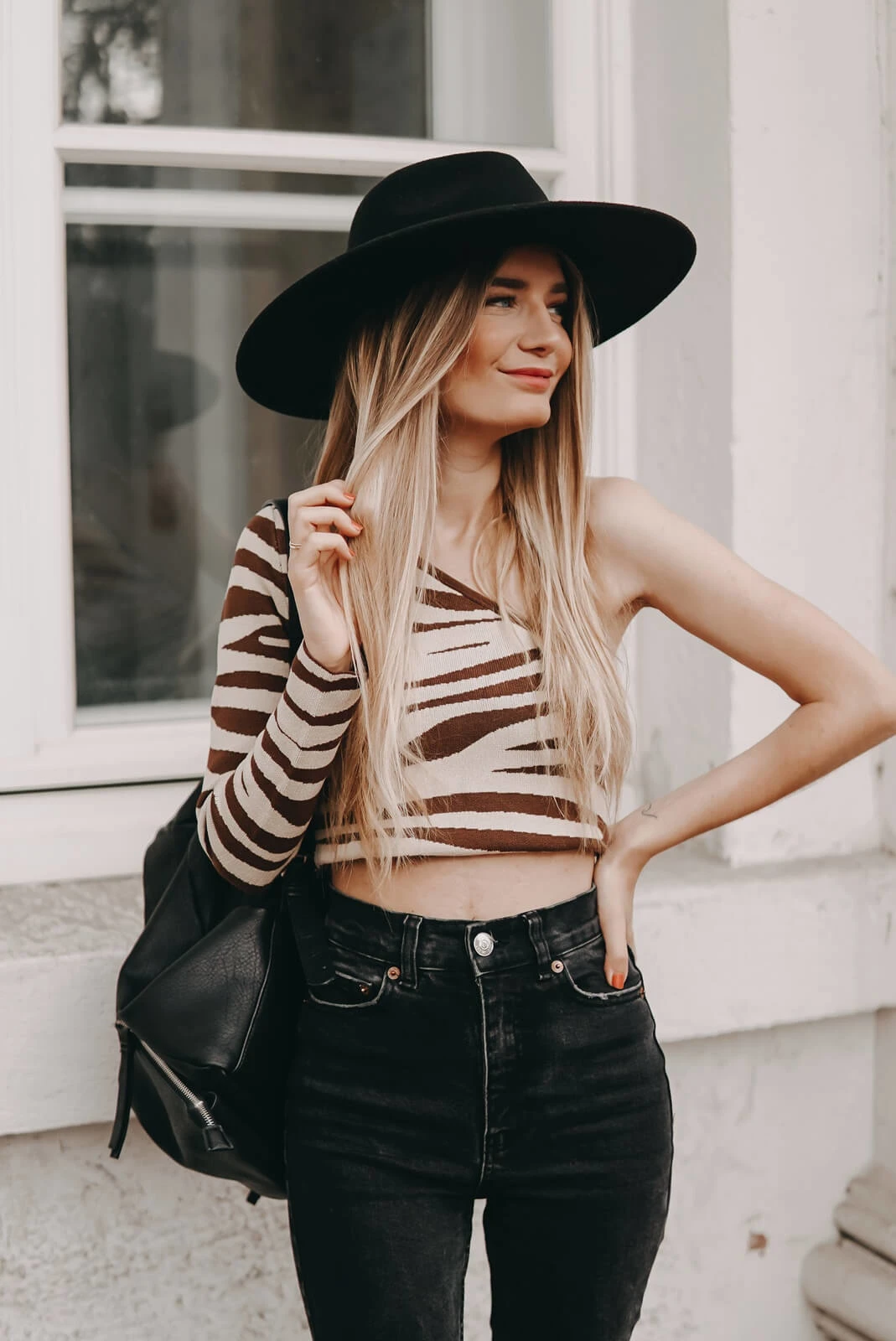 https://shoelove.deichmann.com/de-de/wp-content/uploads/2021/11/Asymetrisches-Top-Oberteil-Trend-2.jpg