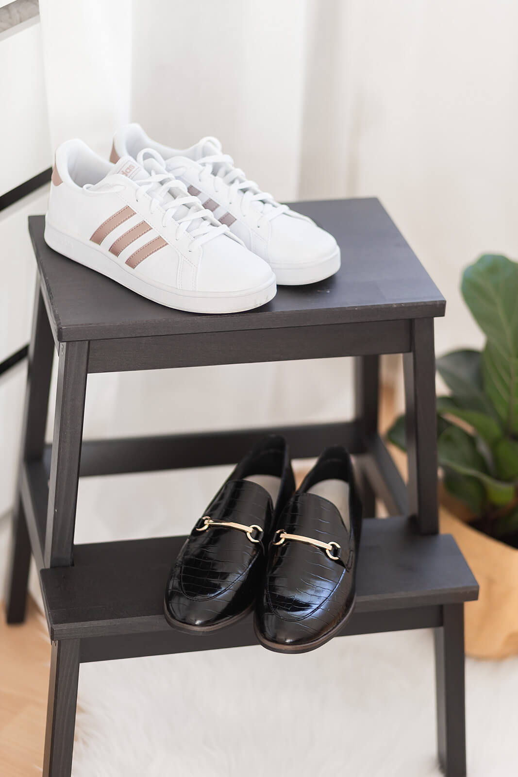 https://shoelove.deichmann.com/de-de/wp-content/uploads/2021/03/capsule-wardrobe-anleitung-minimalistischer-kleiderschrank-shoelove-by-deichmann4.jpg