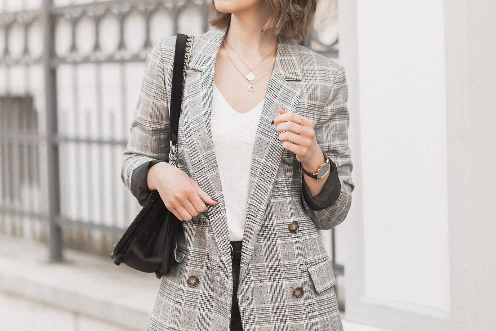 Brit Chic Outfit mit kariertem Blazer und Loafern, Shoelove by Deichmann