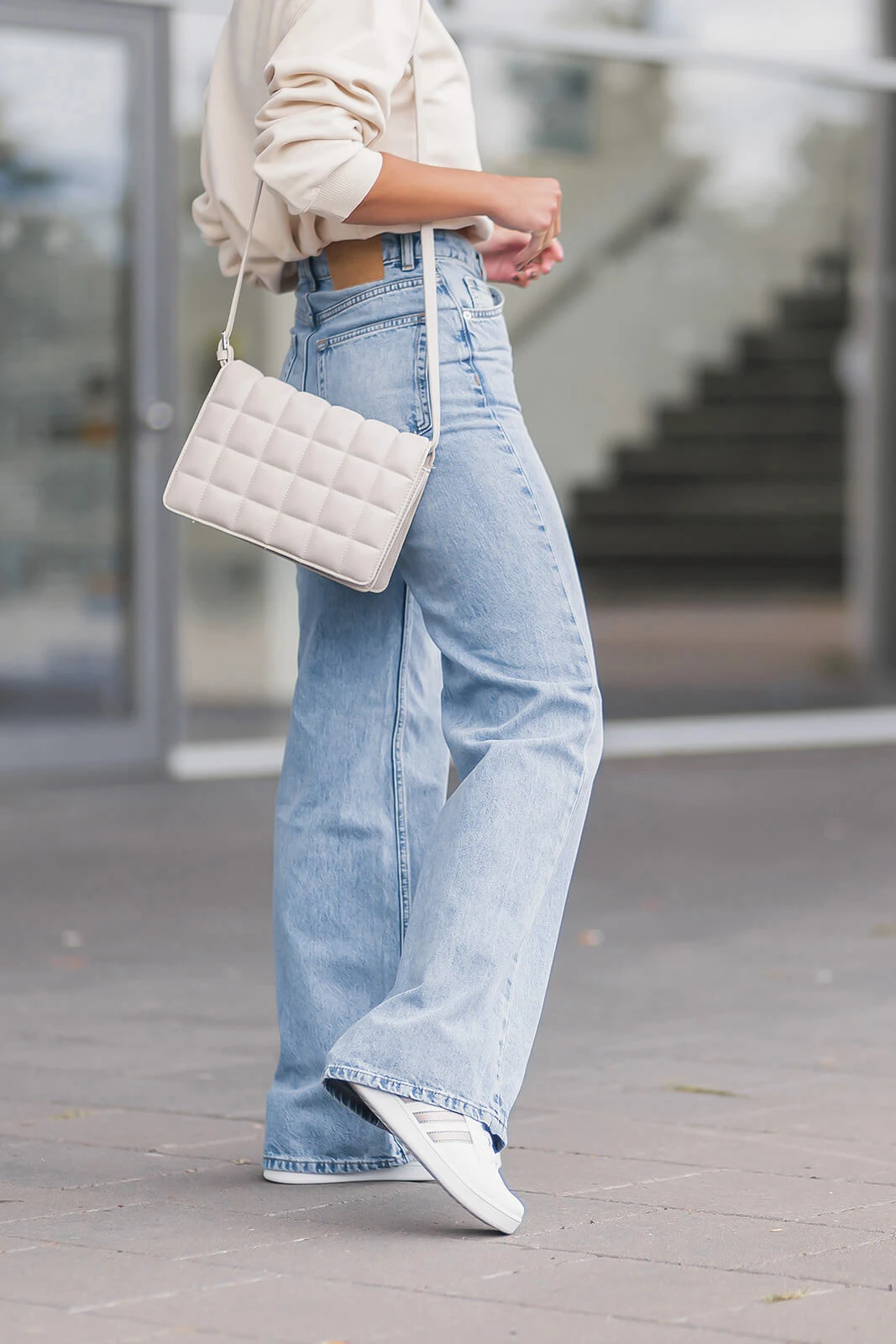 https://shoelove.deichmann.com/de-de/wp-content/uploads/2021/09/wide-leg-pants-kombinieren-jeans-trend-shoelove-by-deichmann4.jpg