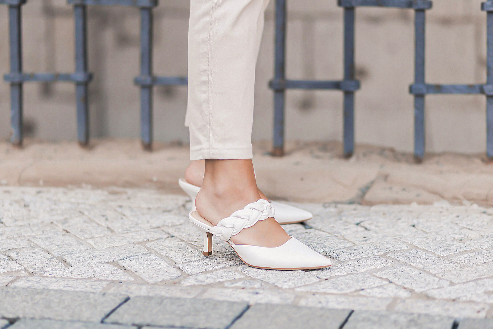 Casual Chic im Frühling stylen, Frühlingsoutfit mit Blazer und Jeans, weiße Pumps, Shoelove by Deichmann