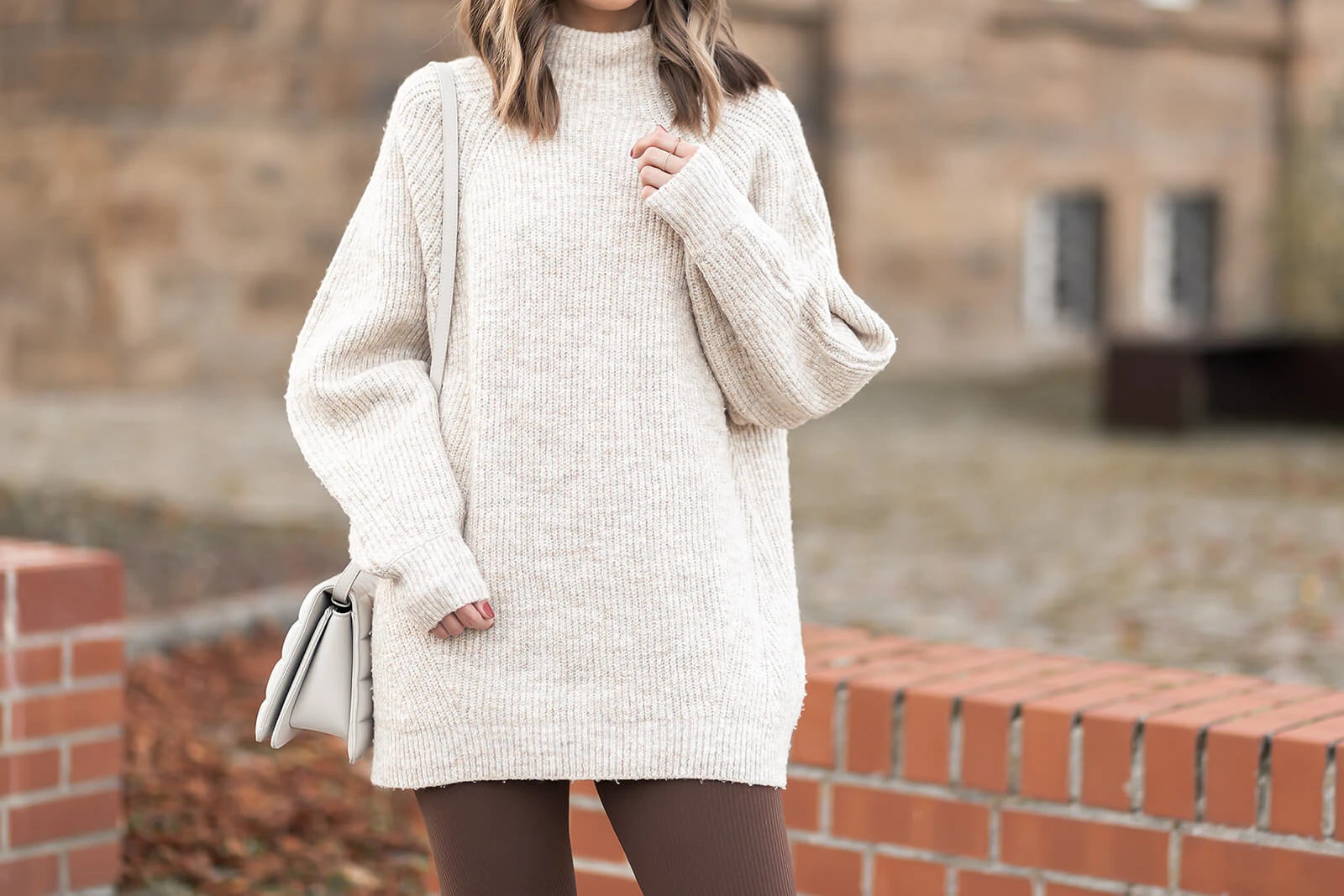 Oversize Pullover, Herbstoutfit mit weitem Strickpullover und Stiefeln, Pullover Trends 2022, Shoelove by Deichmann