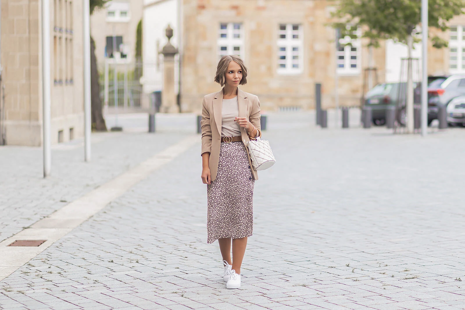 Outfits für den Spätsommer, Übergangsoutfit mit Midirock und Blazer, Leinenschuhe, Shoelove by Deichmann