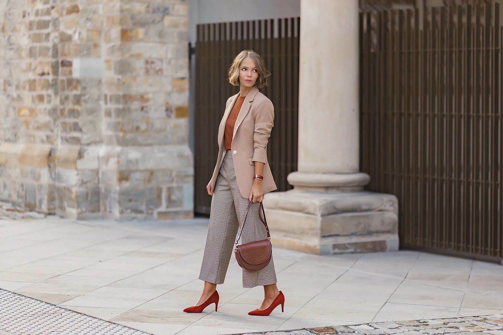 Herbstfarben 2021, Trendfarben für den Herbst, Herbstoutfit mit braunem Blazer und roten Pumps, Shoelove by Deichmann