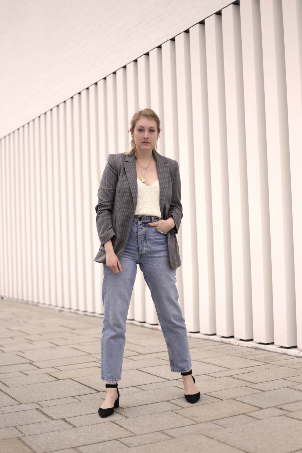 Mom-Jeans Officelook mit spitzen Pumps