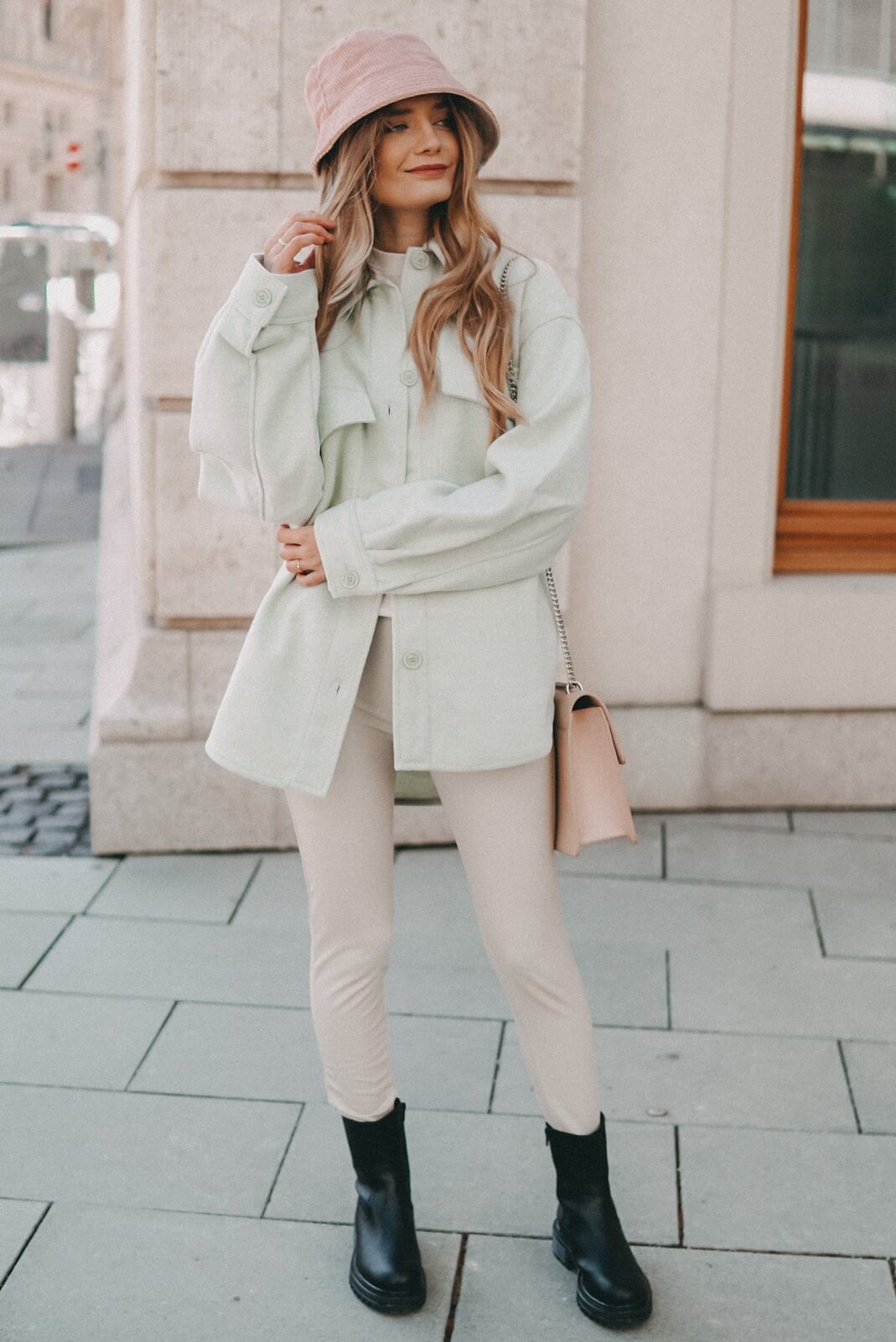 https://shoelove.deichmann.com/de-de/wp-content/uploads/2021/03/Pastell-Toene-Fruehling-Outfit-1.jpg