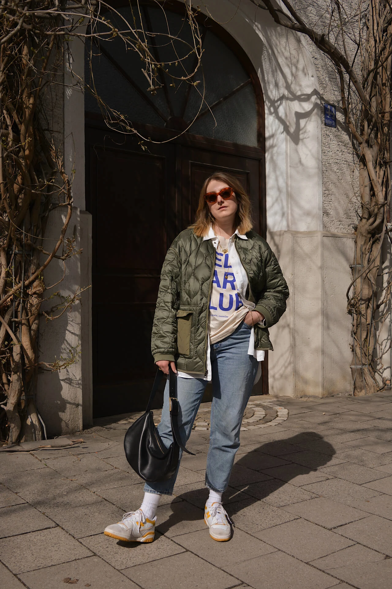 Boyfriend Jeans und Steppjacke kombinieren