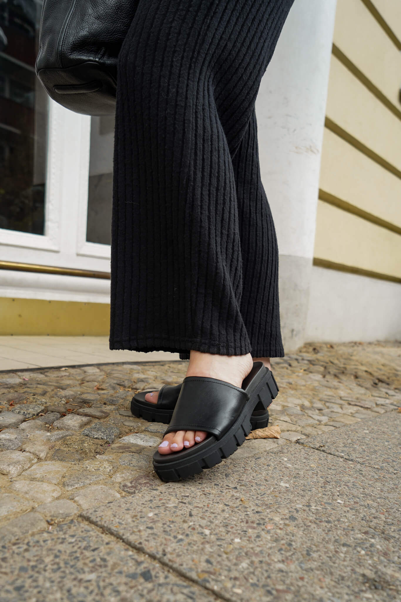 https://shoelove.deichmann.com/de-de/wp-content/uploads/2023/08/edgy-look-sommer-spaetsommer-trend-outfit-pantoletten.jpg