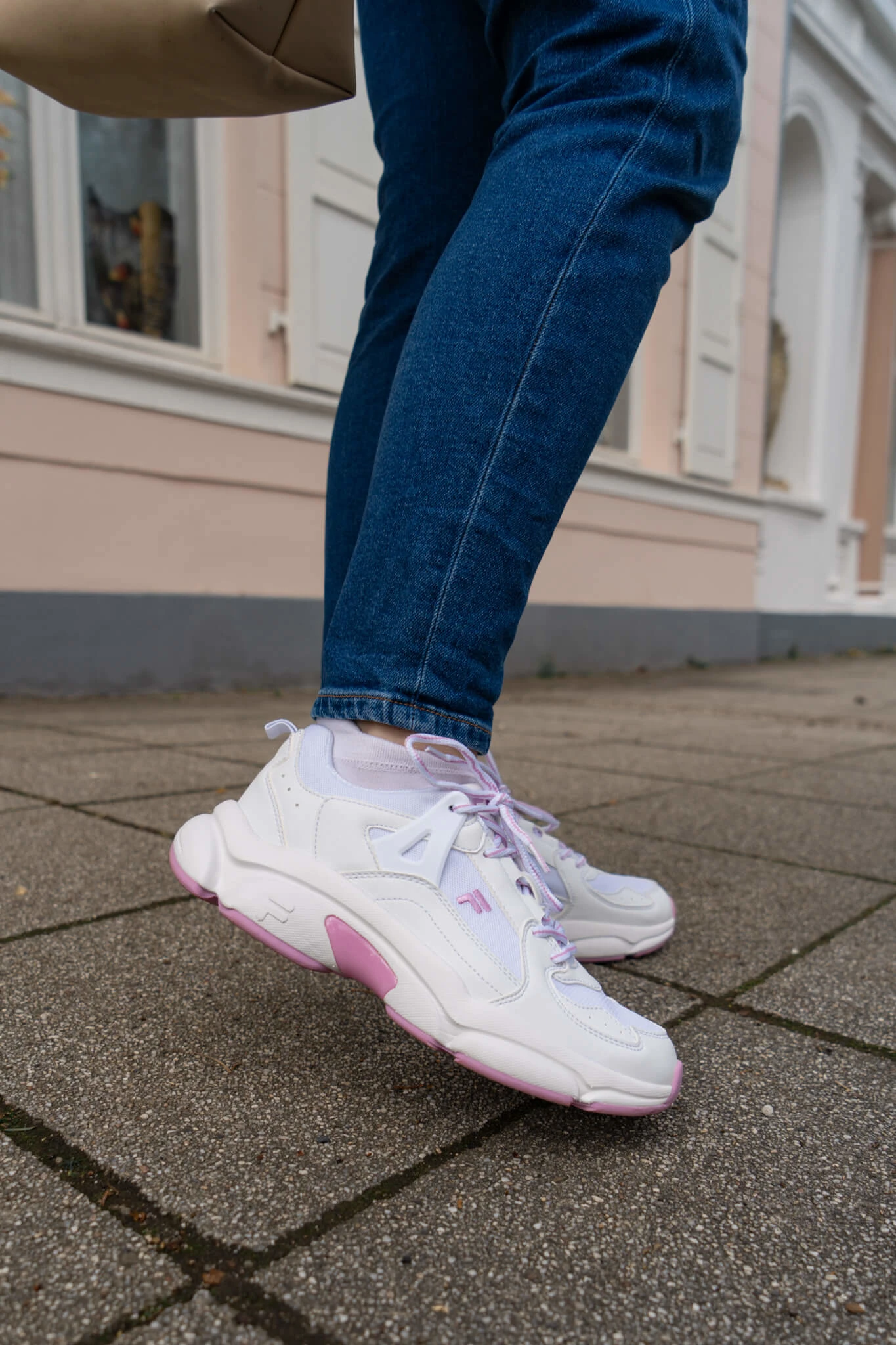 https://shoelove.deichmann.com/de-de/wp-content/uploads/2024/04/Chunky-Sneaker-kombinieren-7.jpg