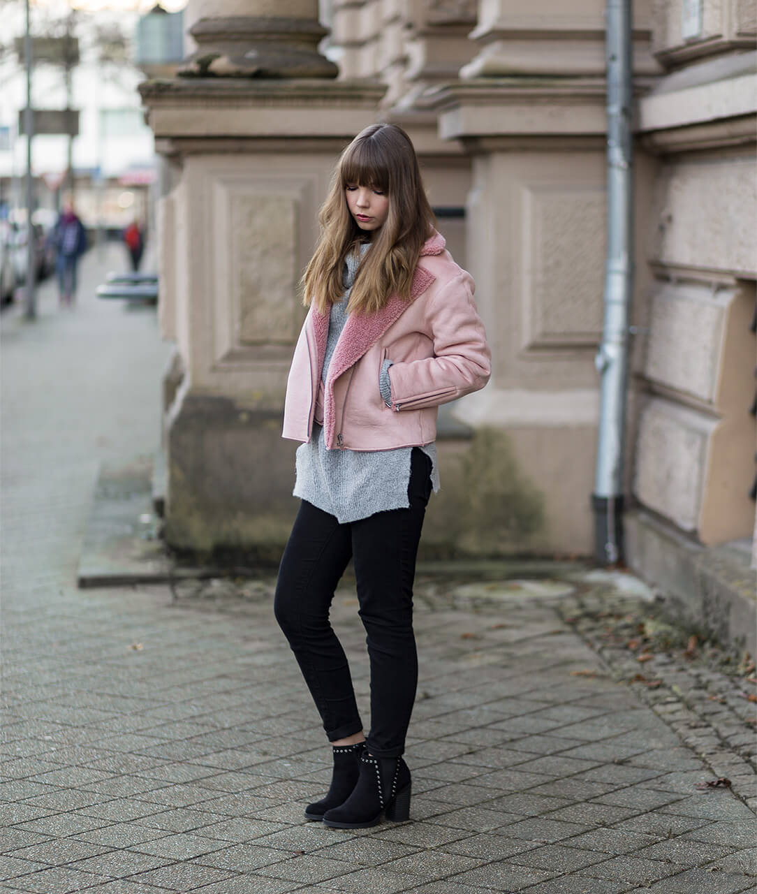 https://shoelove.deichmann.com/de-de/wp-content/uploads/rosa-shearling-jacke-als-eyecatcher-shoelove-by-deichmann6.jpg