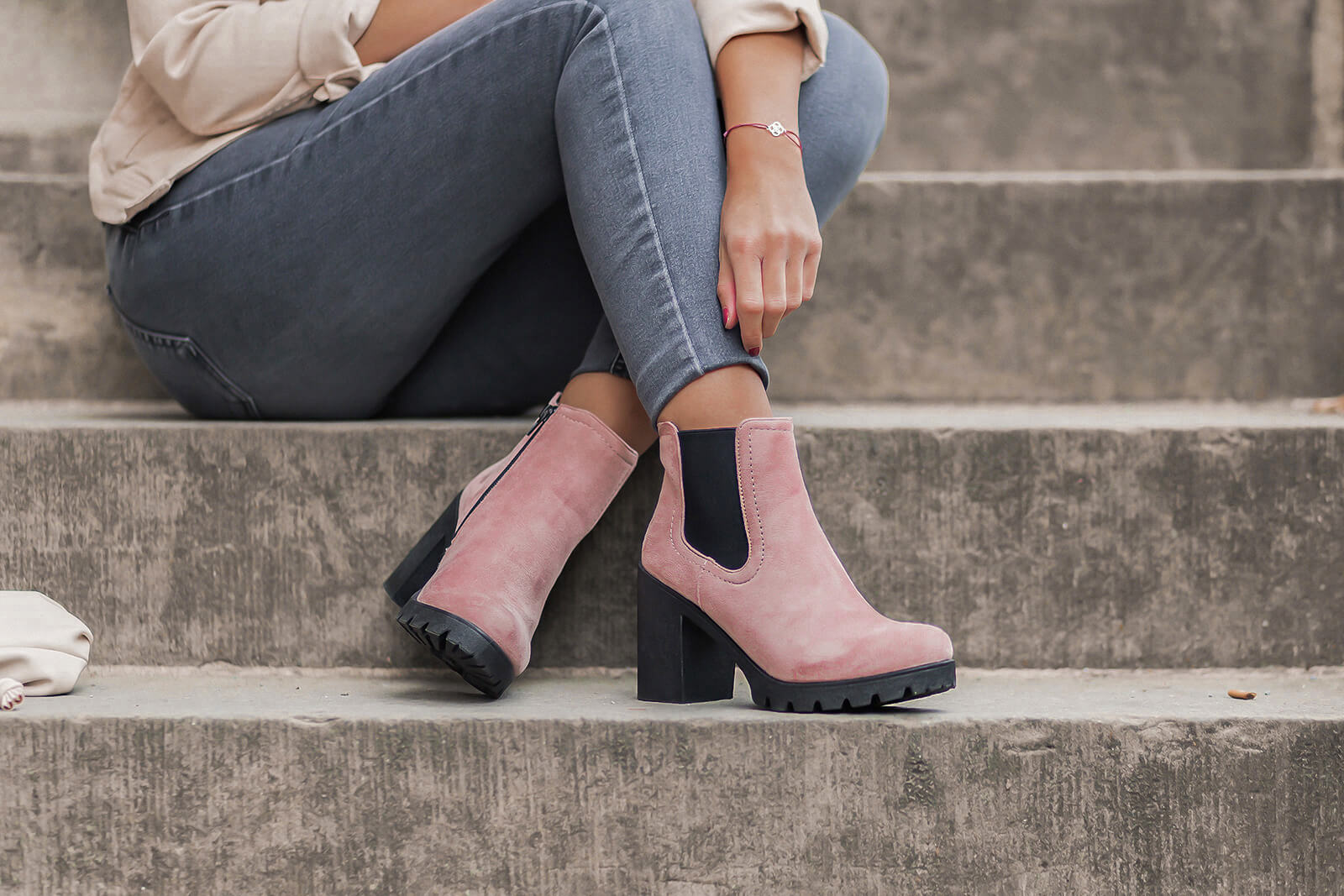 Jeansjacken in Cremetönen kombinieren, Herbstoutfit mit Jeansjacke und rosa Stiefeletten, Shoelove by Deichmann