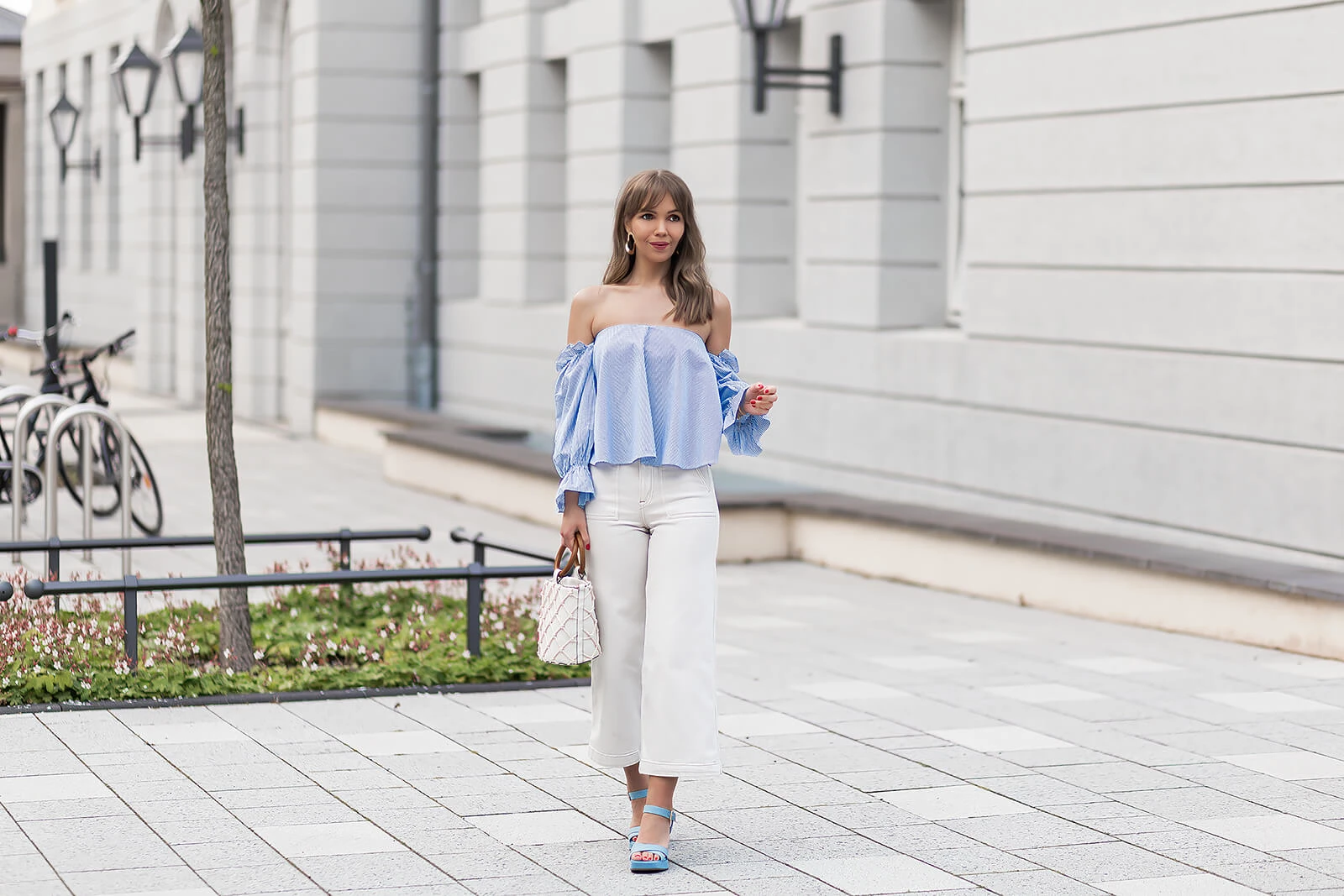 Sommeroutfit mit Sandaletten im Jeans-Style