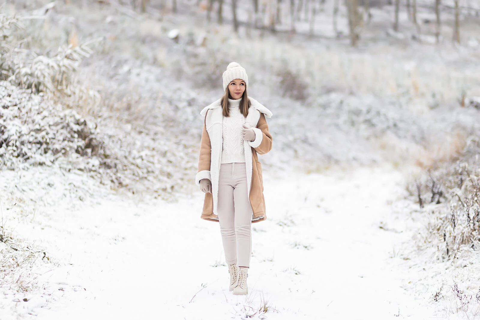 Die besten Stoffe für den Winter, warme Winter Materialien, kuscheliges Winteroutfit Shearling Coat und Strickpullover, Shoelove by Deichmann