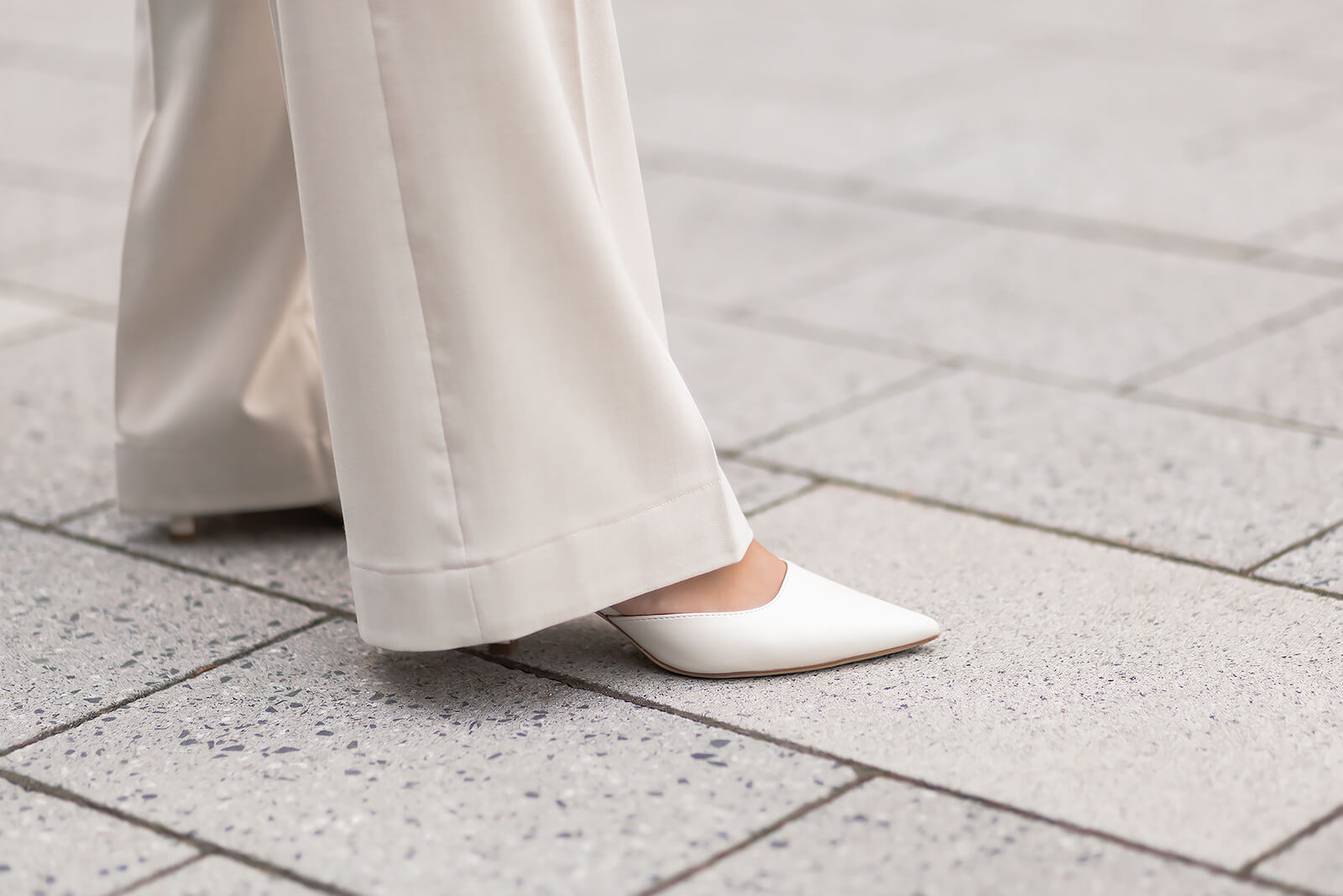 Weiße Pumps, Pumps mit Wide Leg Pants stylen