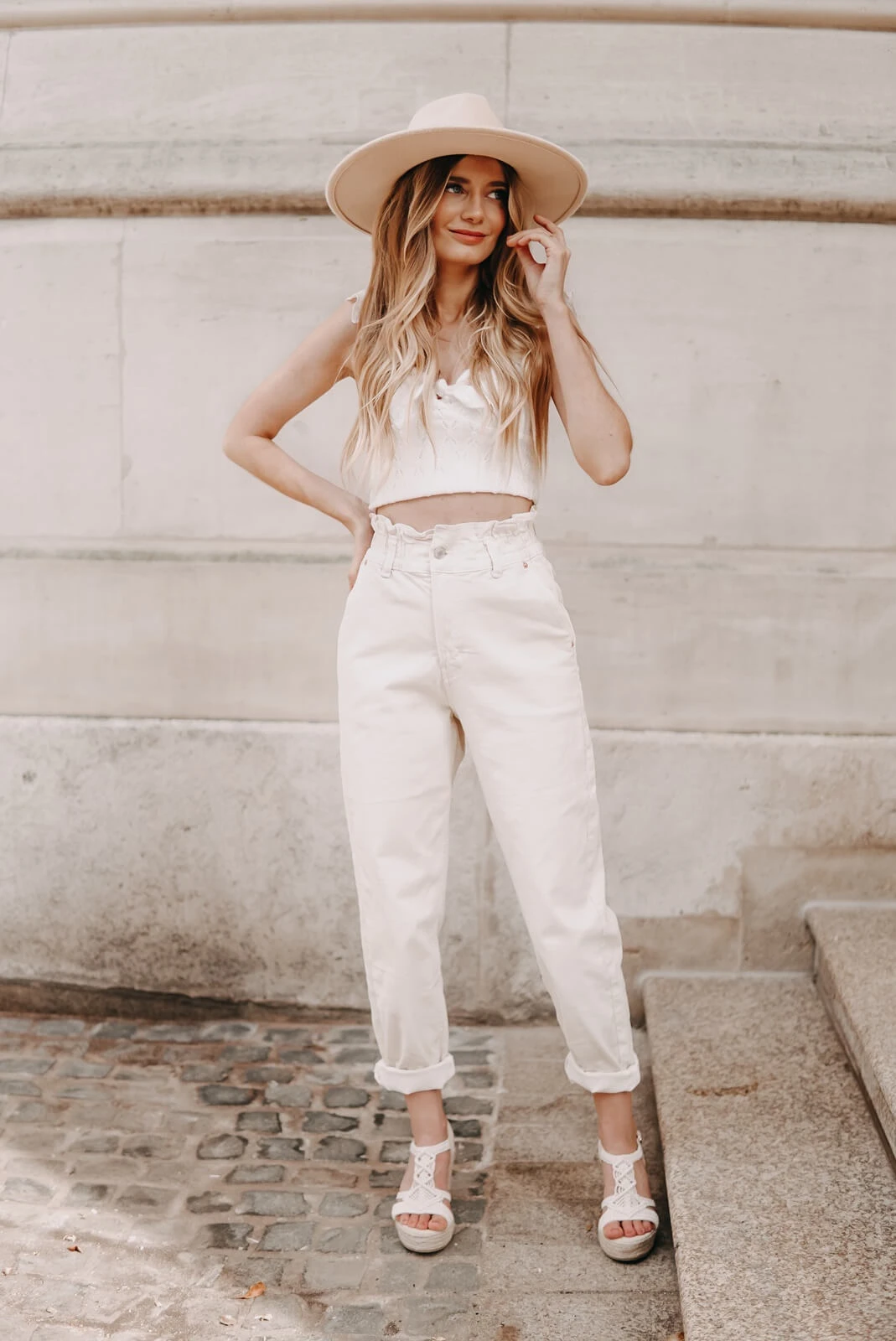 https://shoelove.deichmann.com/de-de/wp-content/uploads/2021/08/Paperbag-Jeans-beige-Outfit-1.jpg