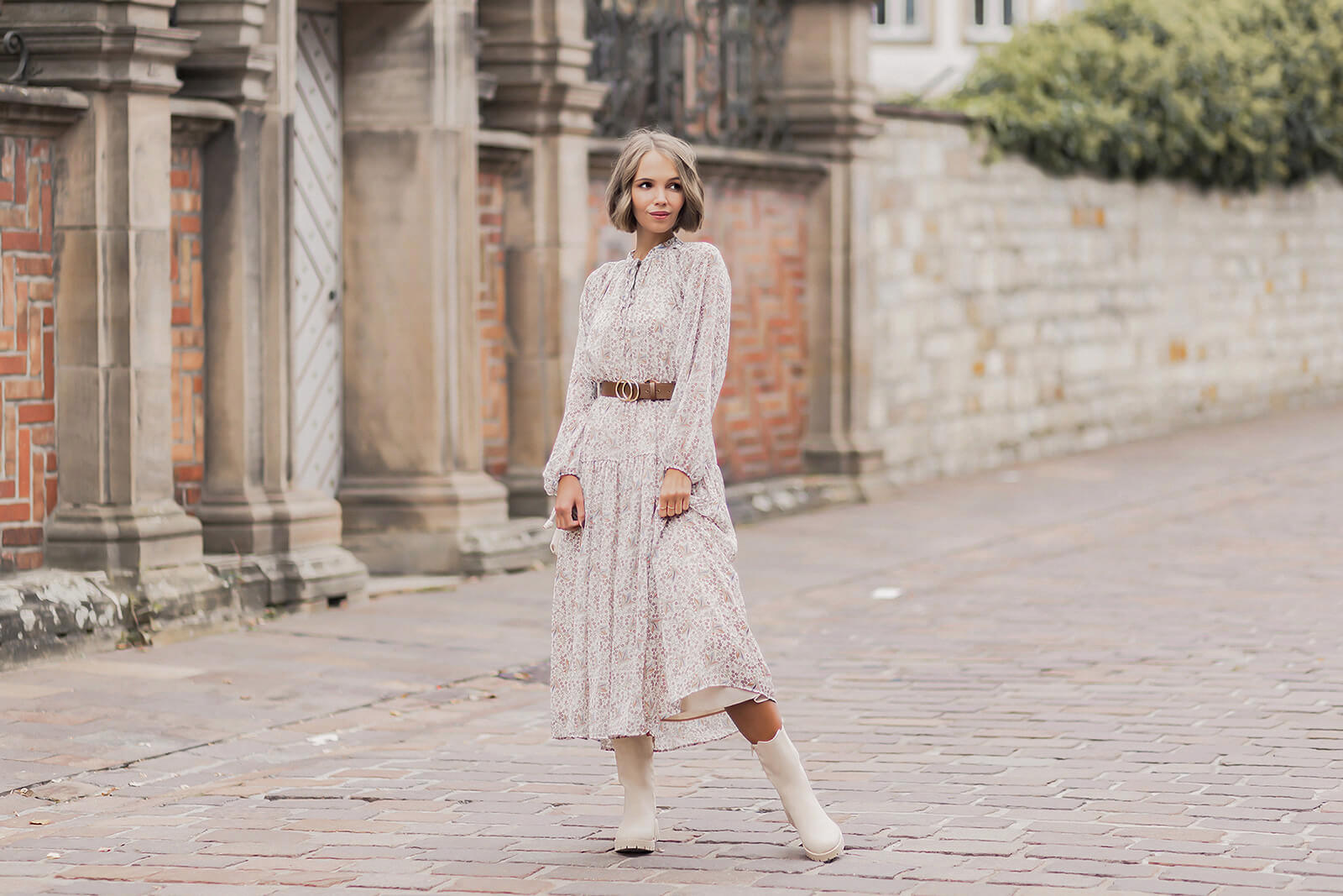 Midikleider und Boots kombinieren, Herbstoutfit mit Chunky Chelsea Boots, beige Stiefeletten, Shoelove by Deichmann