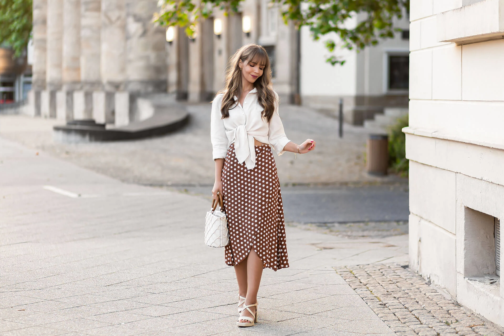 Beige Sandalen im Sommer stylen