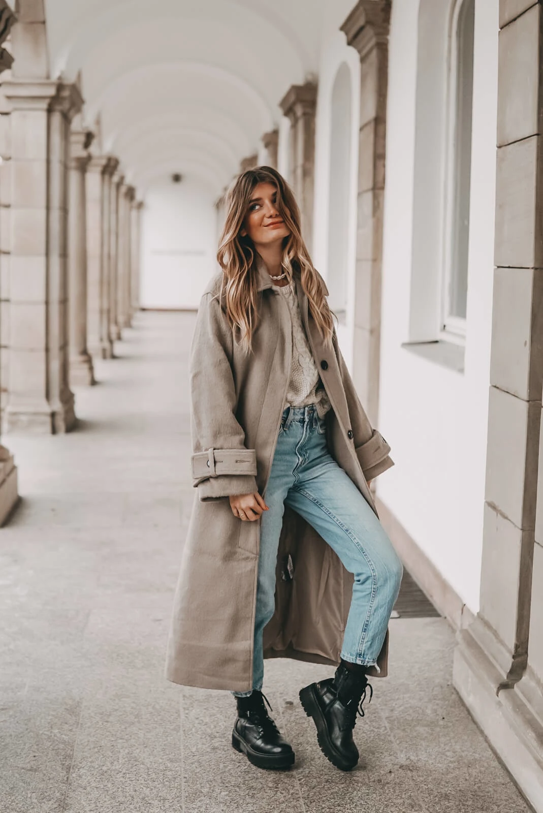 https://shoelove.deichmann.com/de-de/wp-content/uploads/2023/01/Boyfriend-Mantel-Oversize-Winter-Outfit-2.jpg