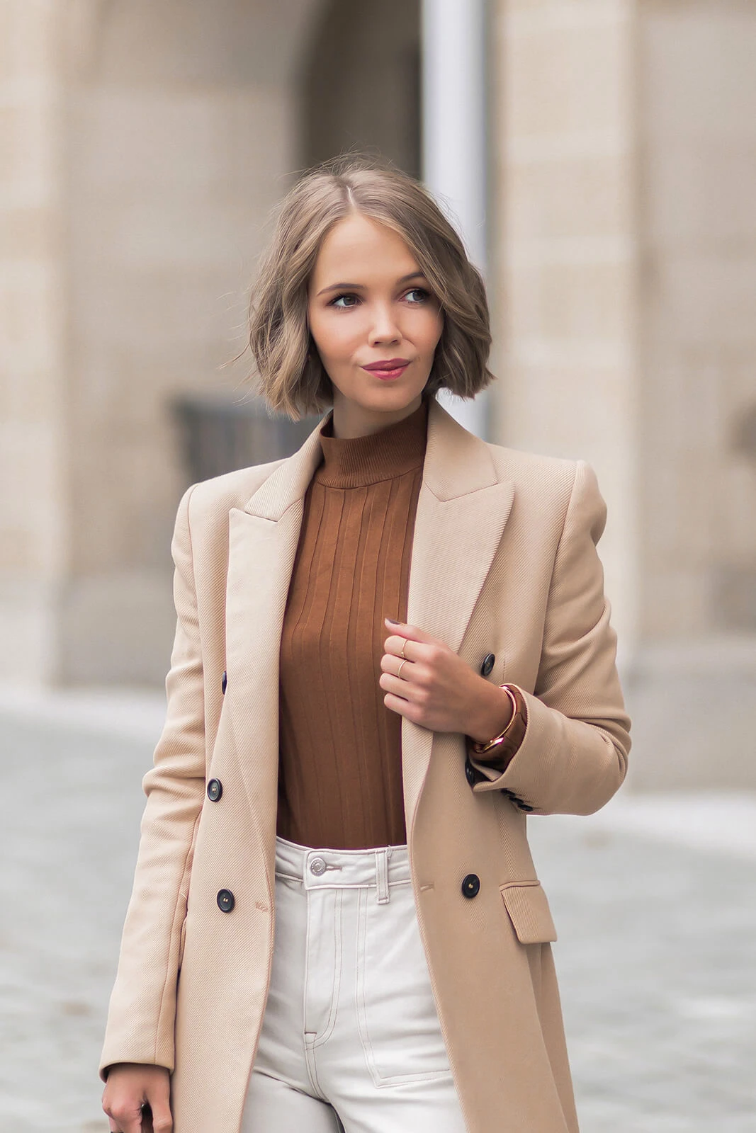 https://shoelove.deichmann.com/de-de/wp-content/uploads/2021/09/herbst-klassiker-herbstoutfit-camel-coat-shoelove-by-deichmann3.jpg