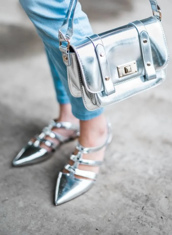 Schuhe im Metallic-Look