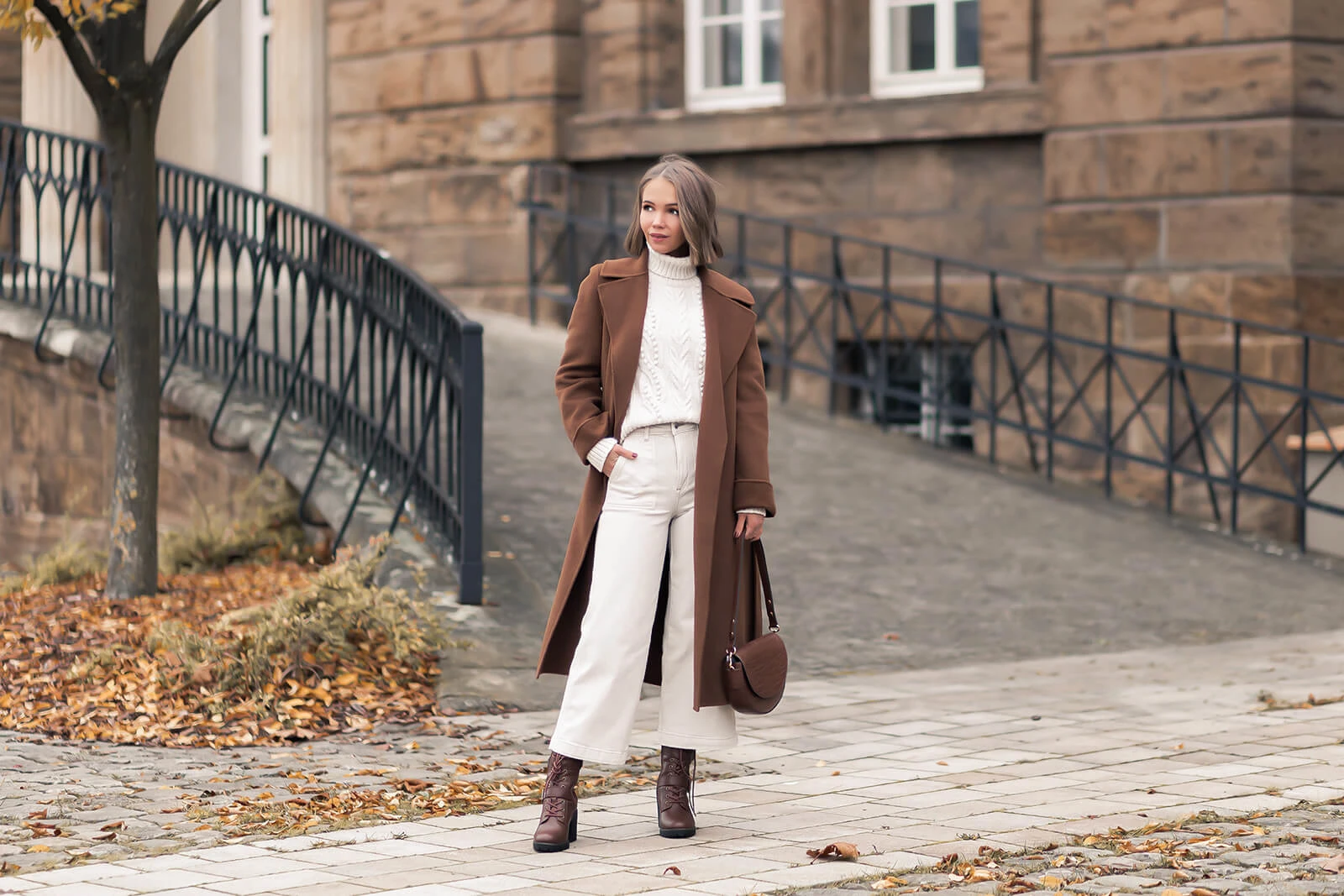 Jeans in Cremetönen, Denim Trend, Winteroutfit mit heller Jeans und braunen Stiefeletten, Shoelove by Deichmann