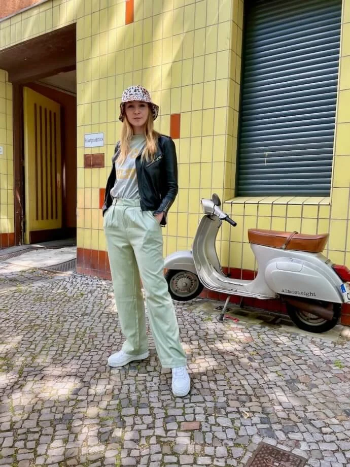 https://shoelove.deichmann.com/de-de/wp-content/uploads/2022/06/bucket-hat-kombinieren-sommer-outfit-streetstyle-690x920.jpeg