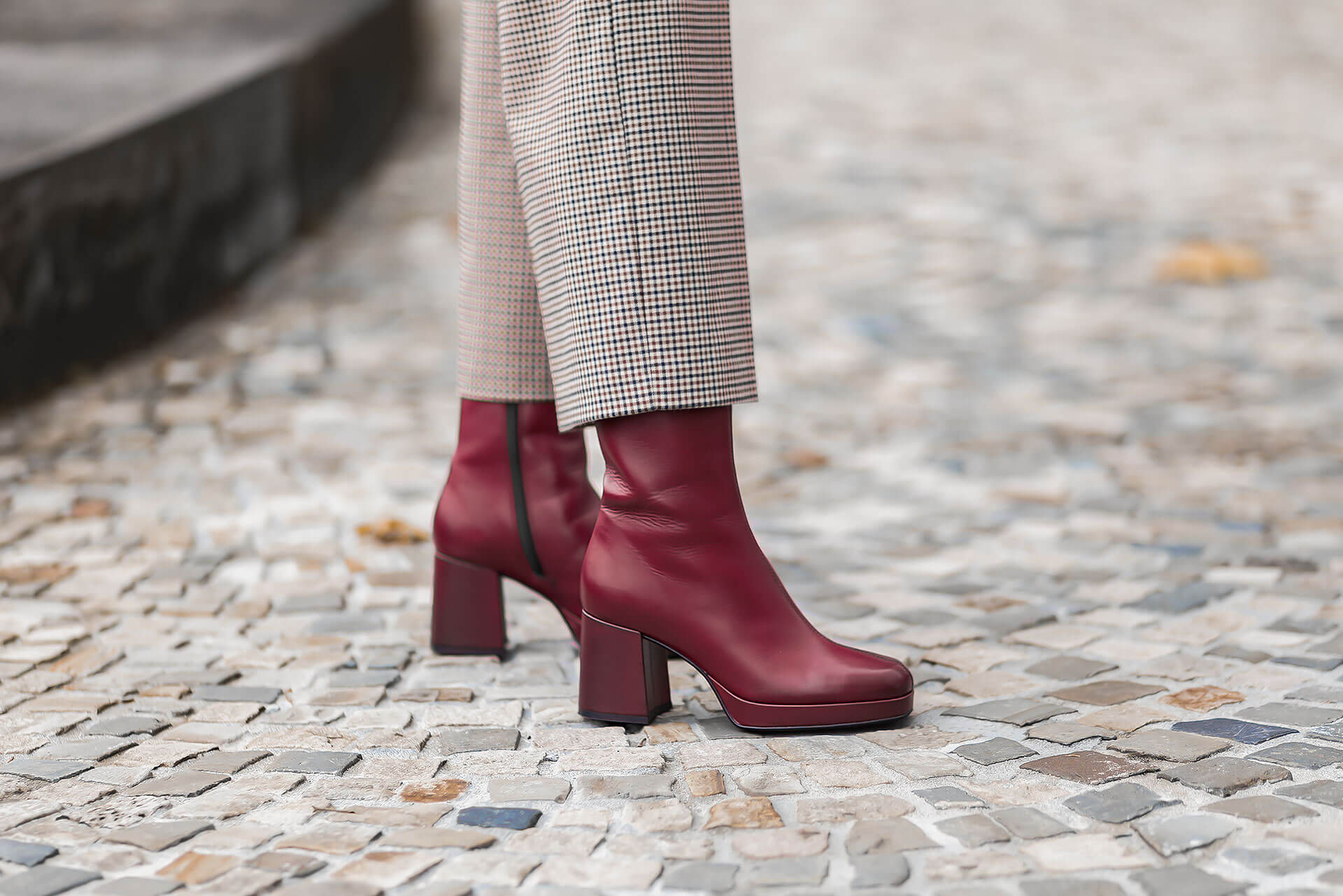 Stiefeletten in Bordeaux sind im Winter Trend