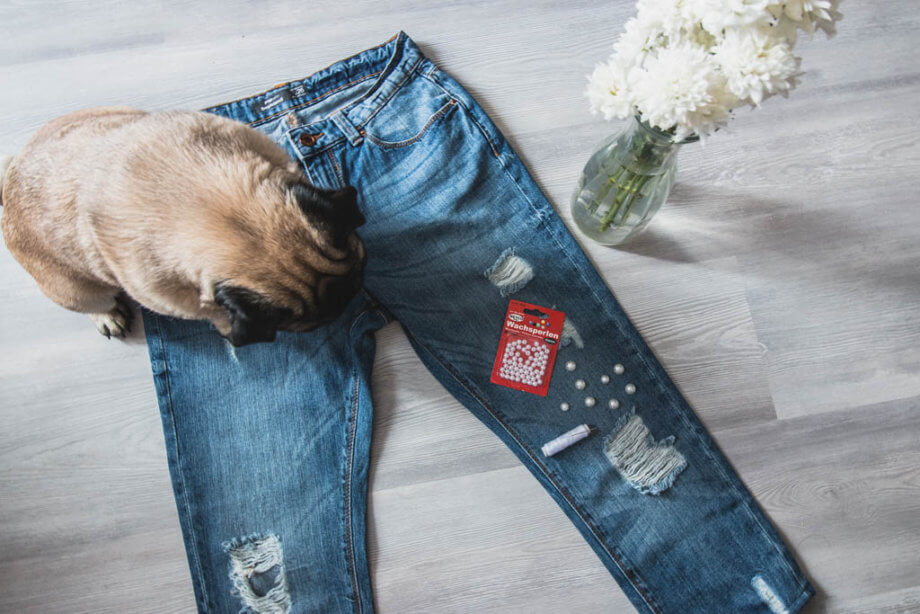 Jeans mit Perlen aufmöbeln - DIY Trendblog Deichmann