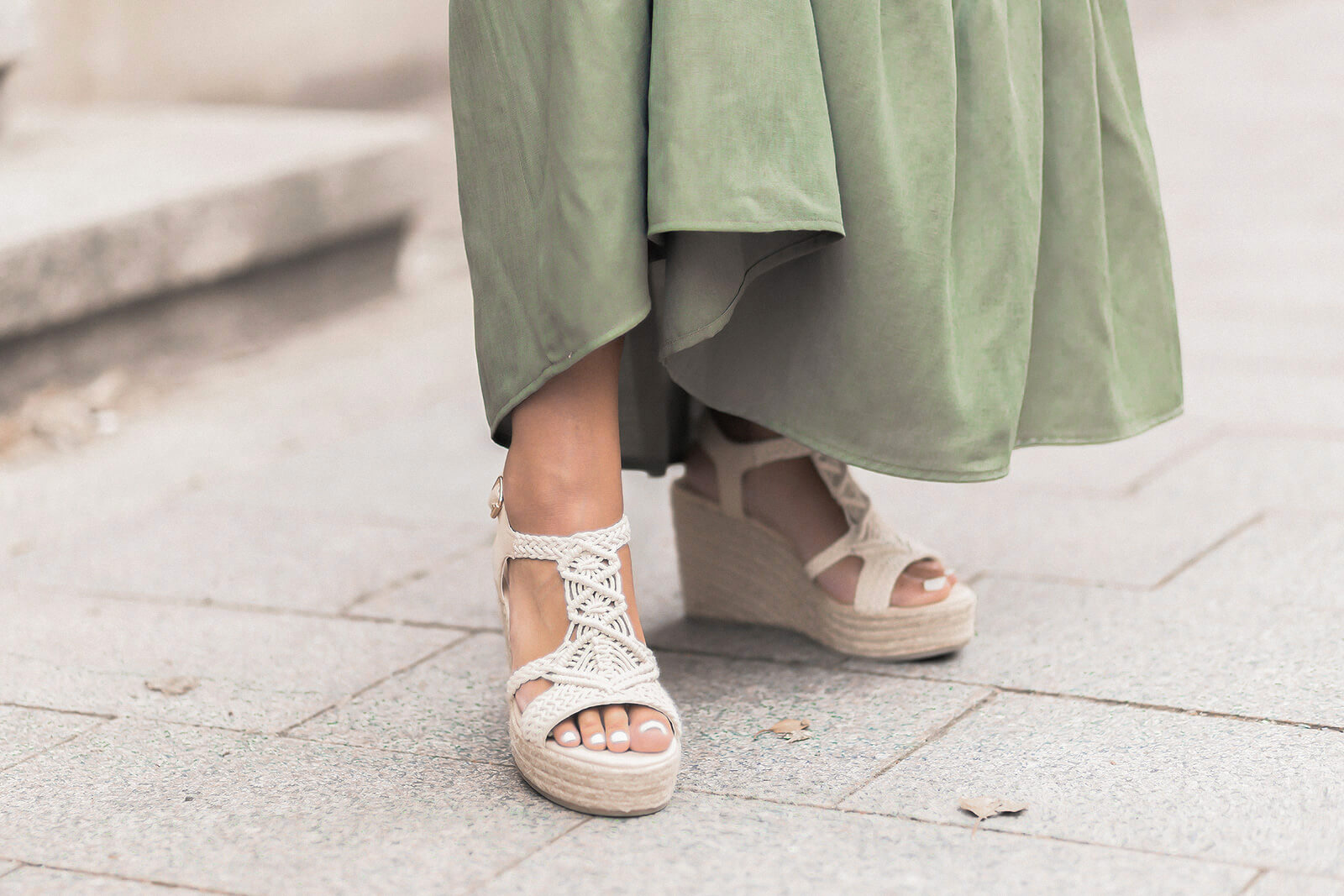 Stoffe für den Sommer, Sommeroutfit mit Leinenbluse und Maxirock, Keilsandaletten, Shoelove by Deichmann