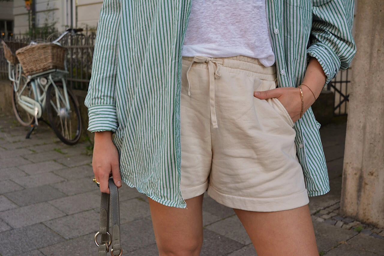 details Sommerlook mit Sweatshorts kombinieren