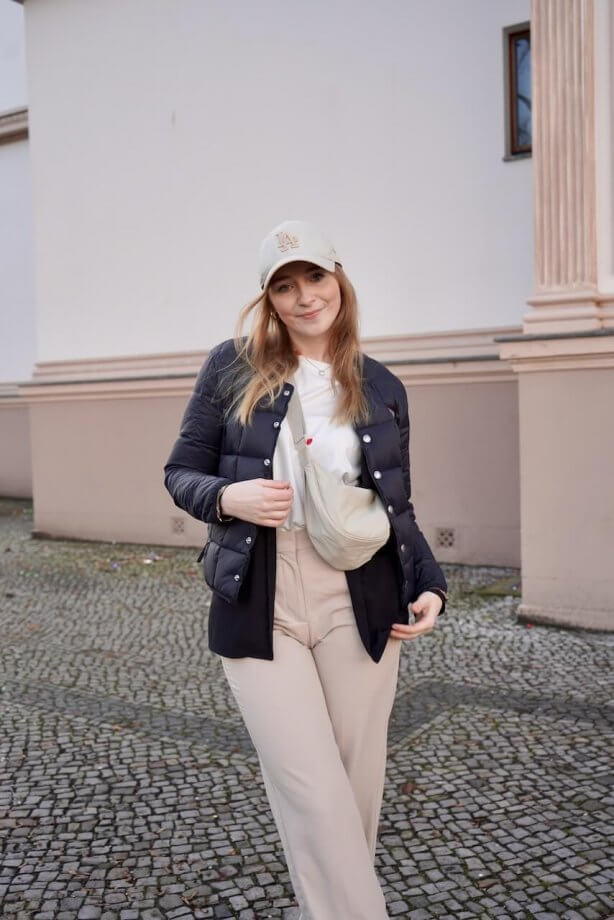 https://shoelove.deichmann.com/de-de/wp-content/uploads/2023/02/Loose-Fit-Hosen-kombinieren-Outfit-Beige-614x920.jpeg