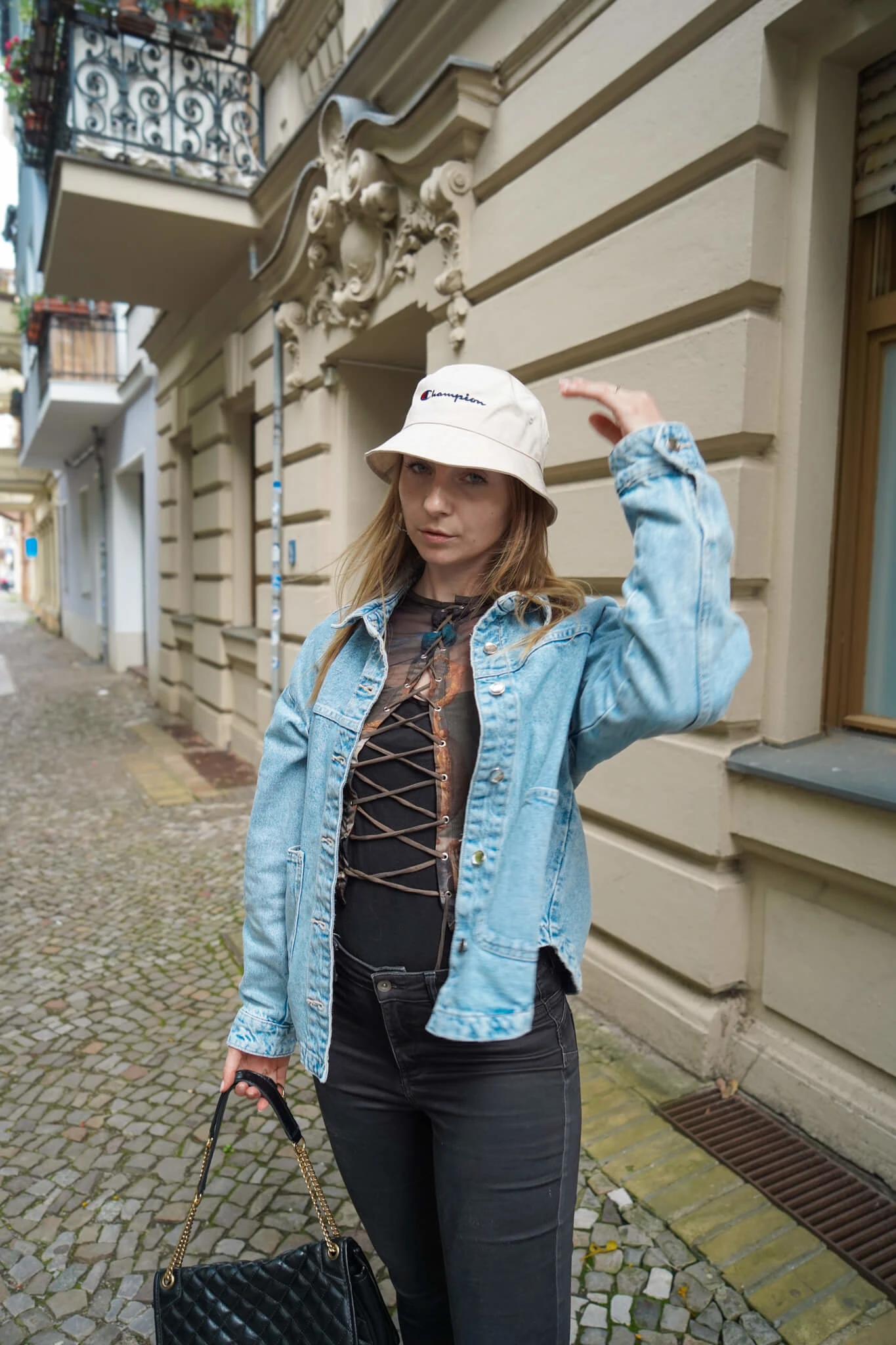 https://shoelove.deichmann.com/de-de/wp-content/uploads/2024/07/7-Styling-Tipps-so-kombinierst-du-deinen-Bucket-Hat-im-Sommer-2.jpg