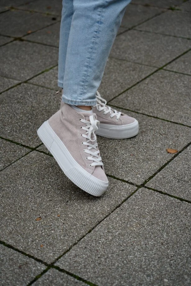 https://shoelove.deichmann.com/de-de/wp-content/uploads/2022/09/herbst-outfit-cord-sneaker-trend-614x920.jpeg