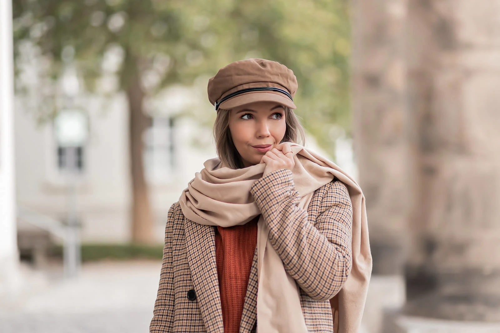 Herbst Essentials 2022, Herbsttrends, Herbstoutfit mit kariertem Mantel, Strickpullover und Cordhose, braune Schnürboots, Shoelove by Deichmann