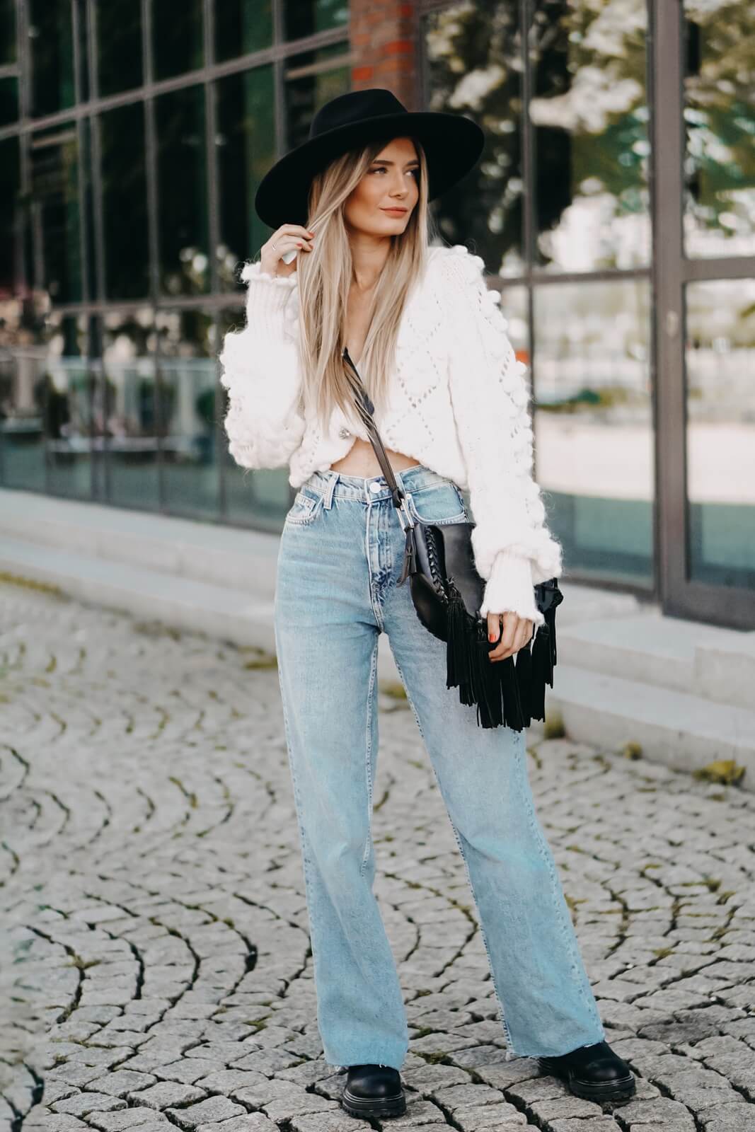 https://shoelove.deichmann.com/de-de/wp-content/uploads/2021/09/Herbst-Trends-2021-Wide-Leg-Jeans-Strick-Boots-7.jpg