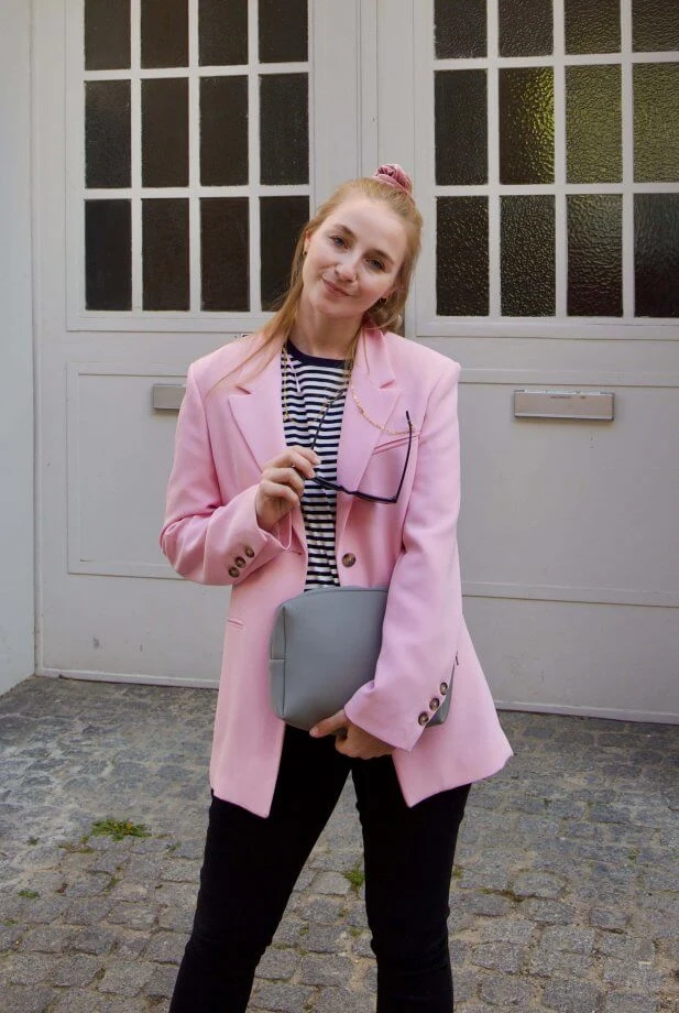 https://shoelove.deichmann.com/de-de/wp-content/uploads/2022/05/Rosa-Blazer-kombinieren-617x920.jpeg