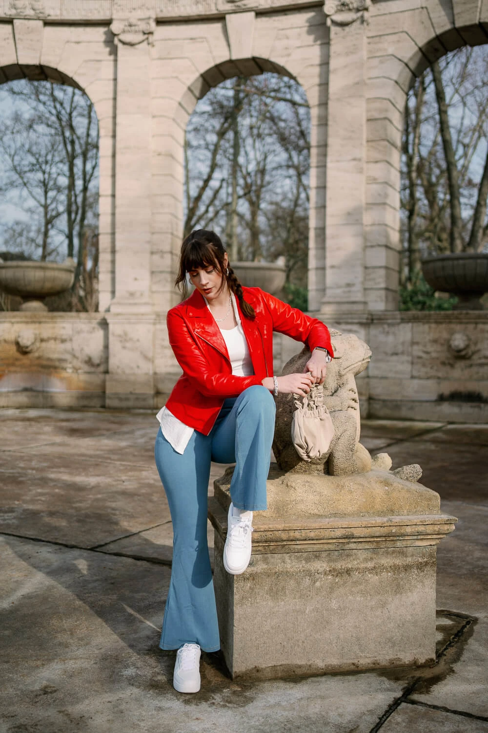 Rote Lederjacke mit Jeans und weißen Sneakern