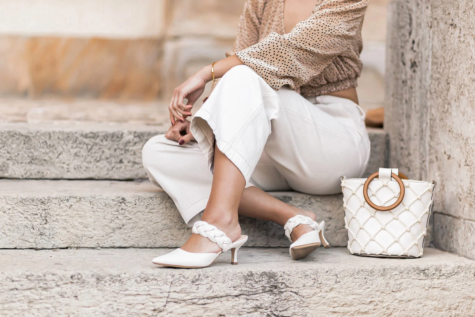 Wickelblusen kombinieren, Blusen Trend, Bluse mit Polka Dots, Frühlingsoutfit mit Bluse und Jeans, Shoelove by Deichmann
