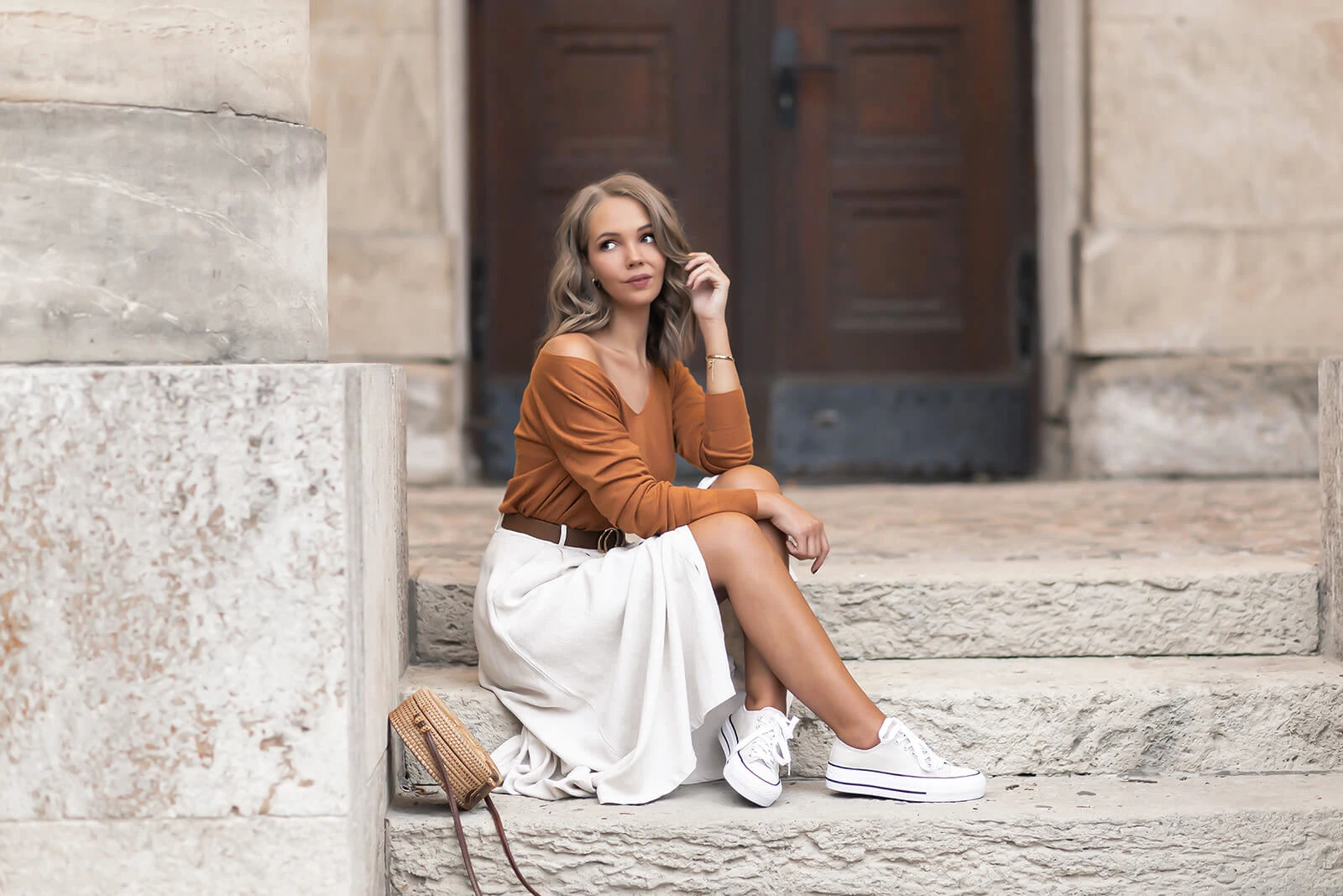 Spätsommer Styling, Übergangsoutfit mit Midirock und Feinstrickpullover, Leinensneaker, Shoelove by Deichmann