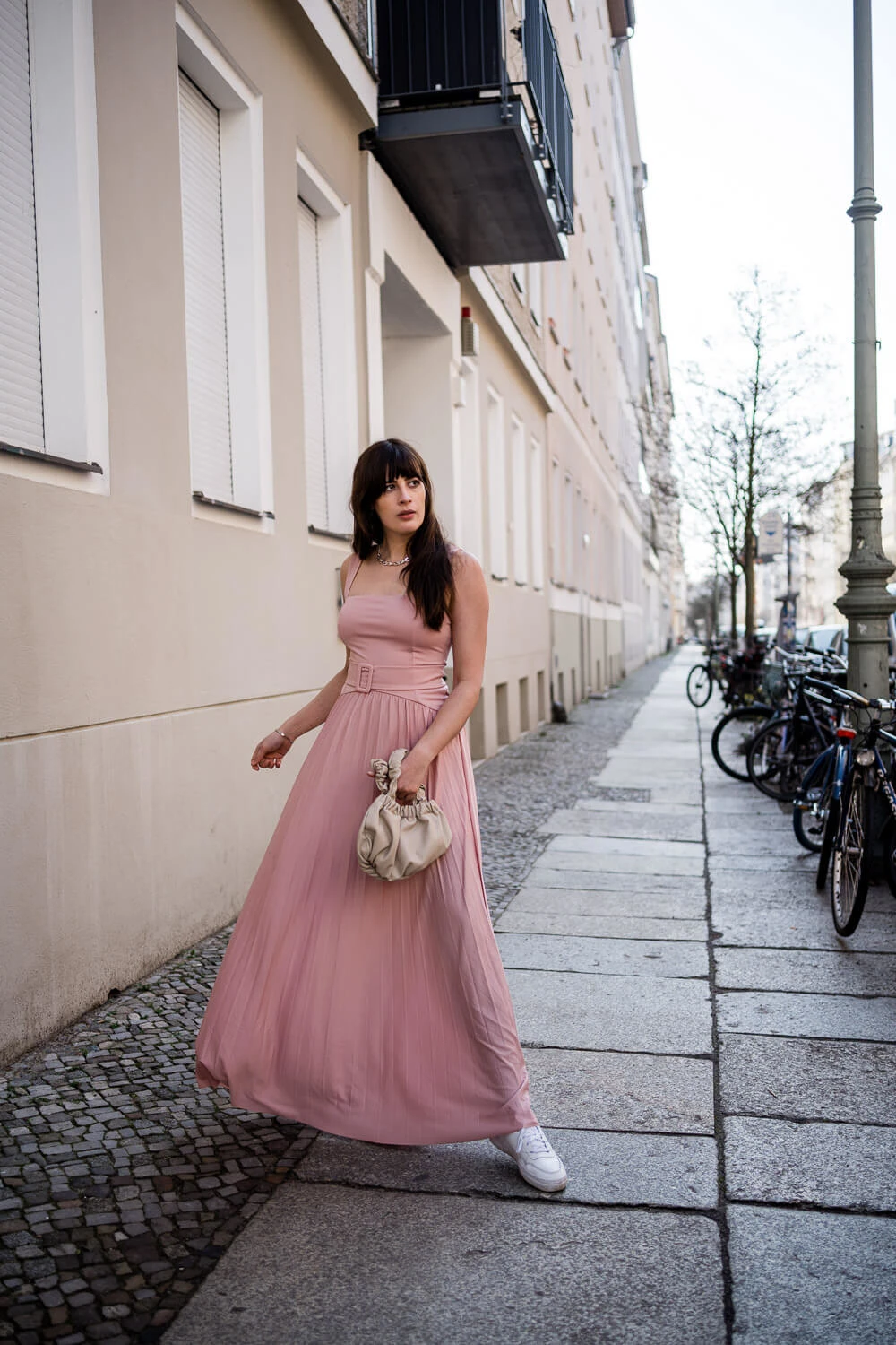 das Maxikleid in Rosa kombinieren