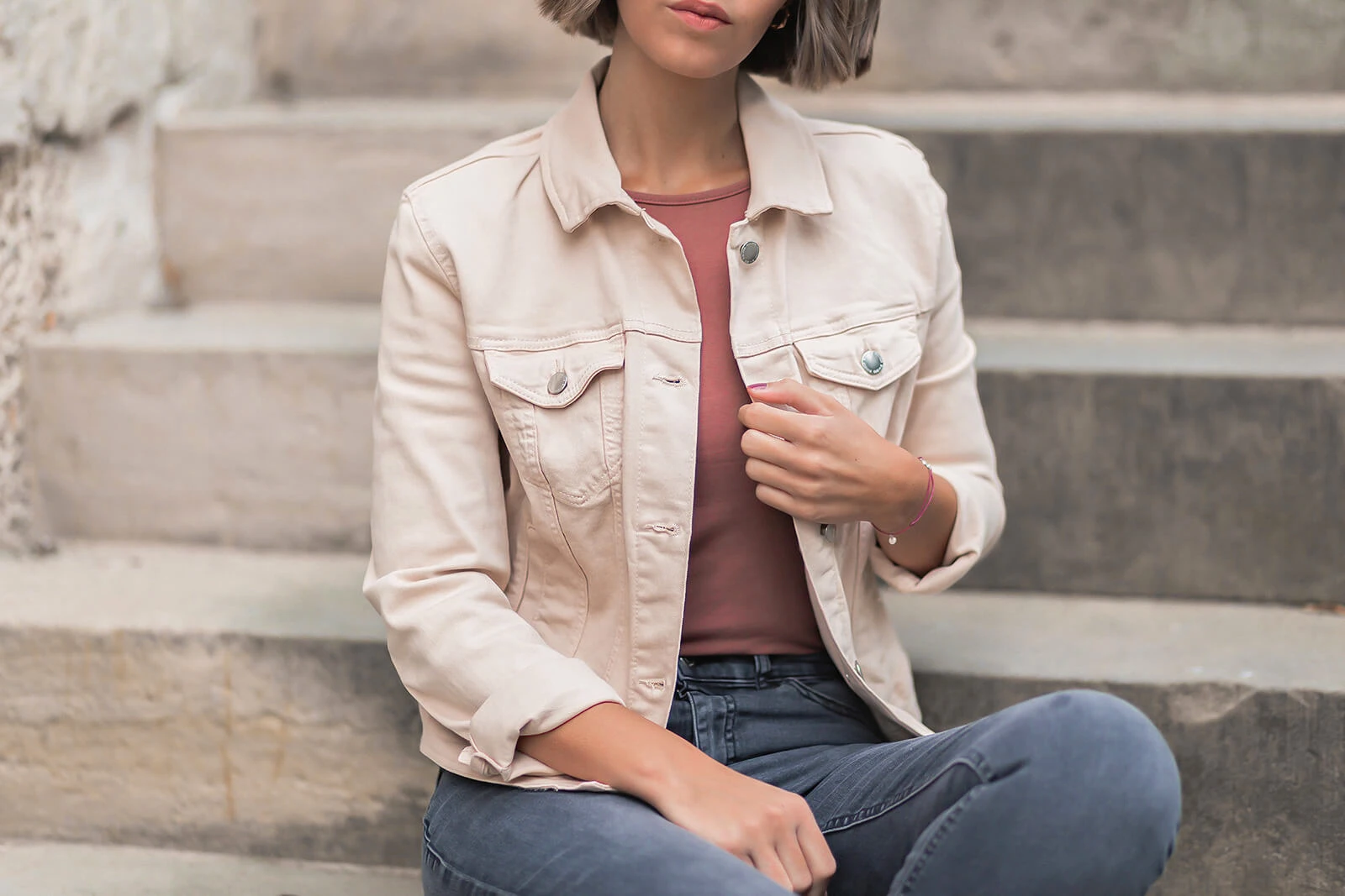 Jeansjacken in Cremetönen kombinieren, Herbstoutfit mit Jeansjacke und rosa Stiefeletten, Shoelove by Deichmann