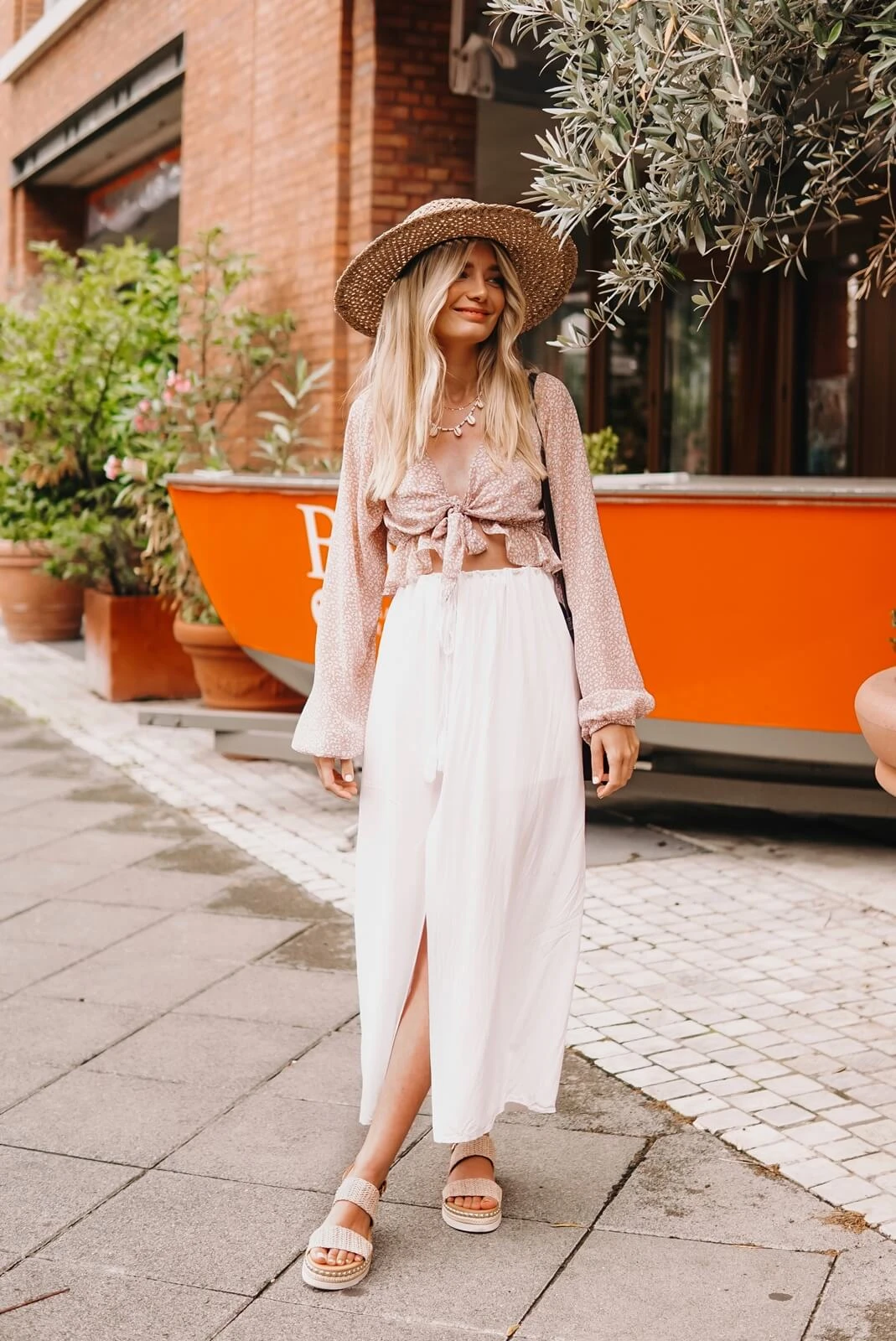 https://shoelove.deichmann.com/de-de/wp-content/uploads/2023/08/Maxirock-weiss-Boho-Outfit-Sommer-2.jpg