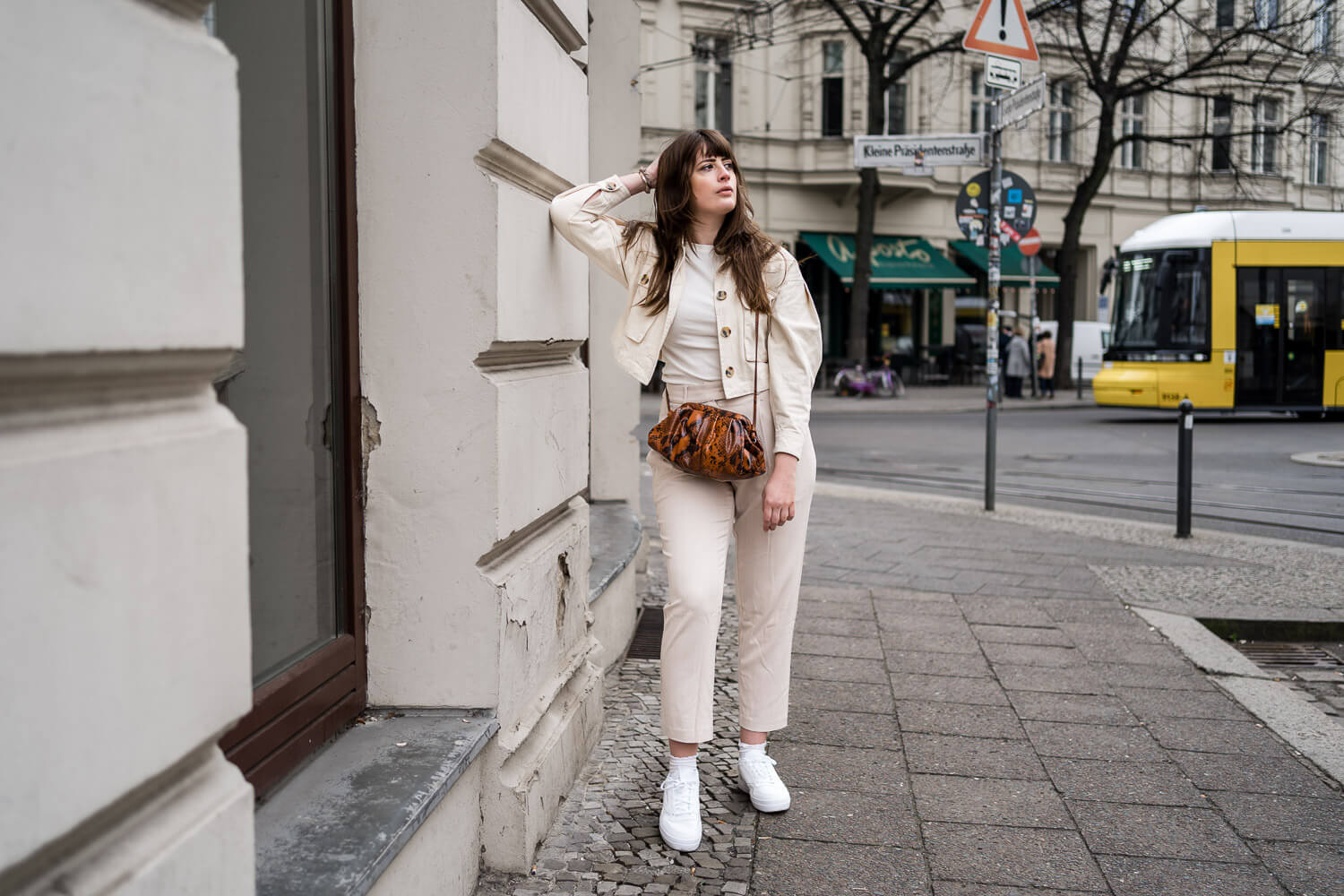 Frühlingsoutfit mit weißen Sneaker