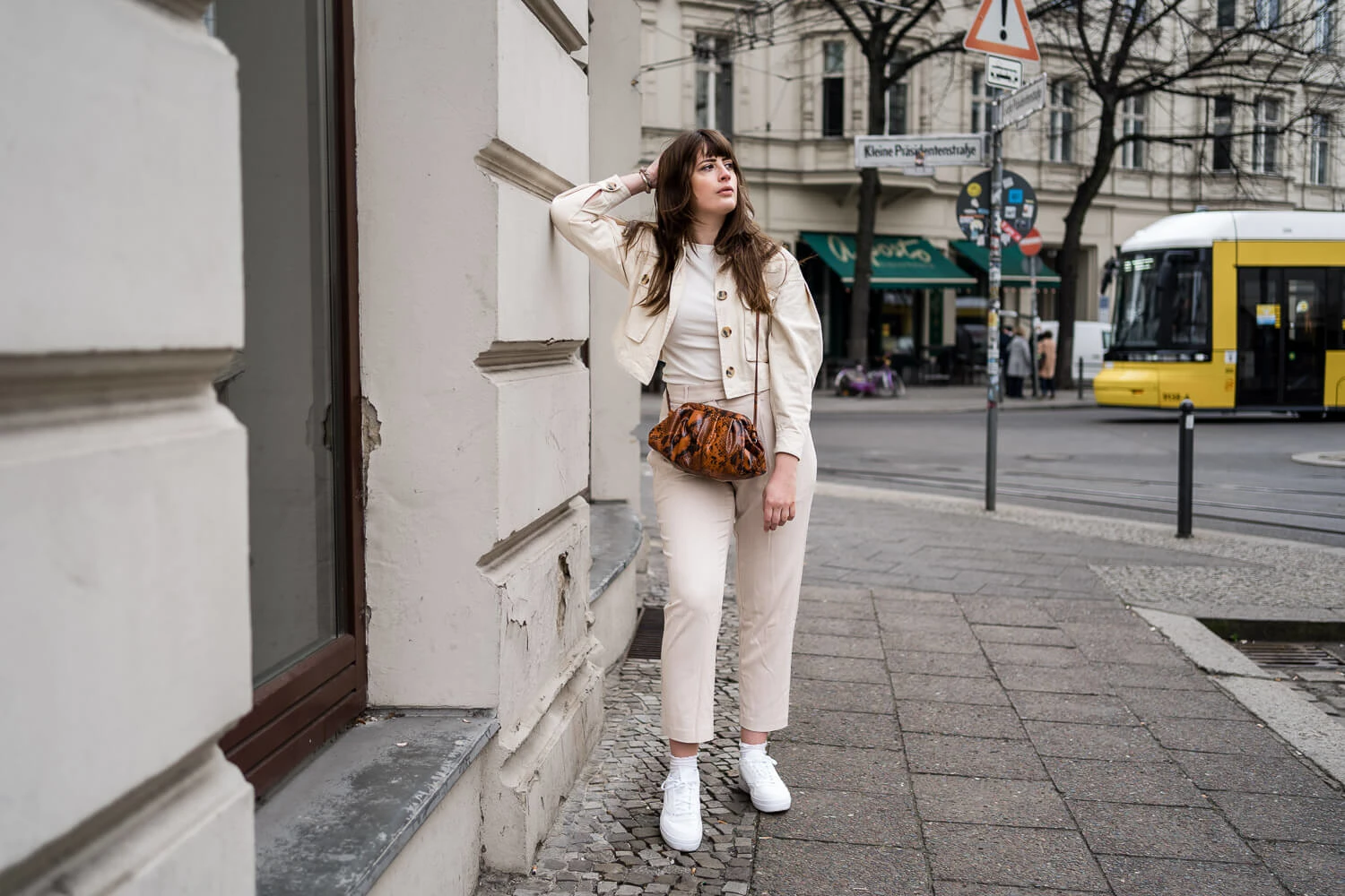 Frühlingsoutfit mit weißen Sneaker