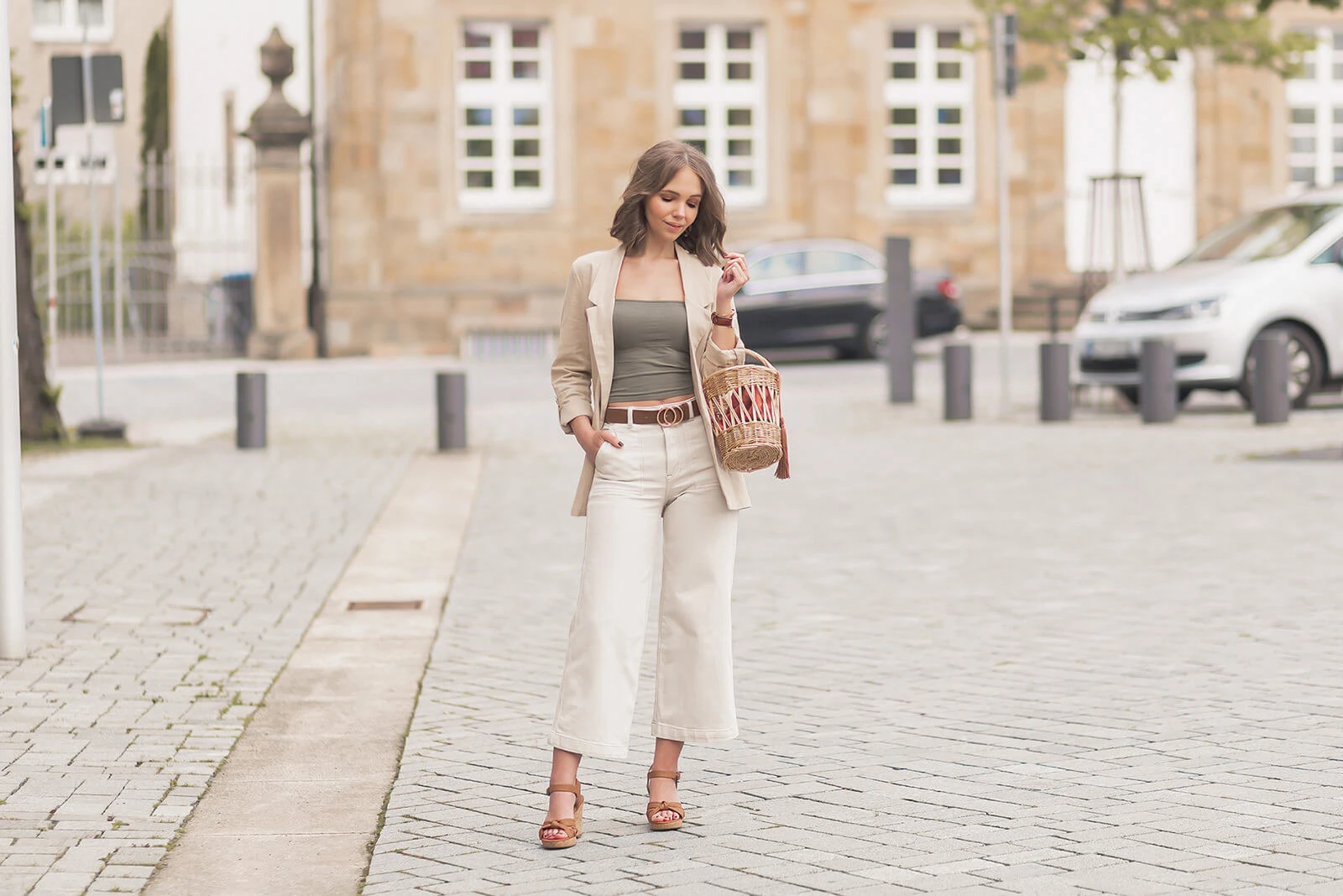 Leinenblazer kombinieren im Frühling mit Jeans Culotte, Crop Top und Keilsandaletten, Shoelove by Deichmann