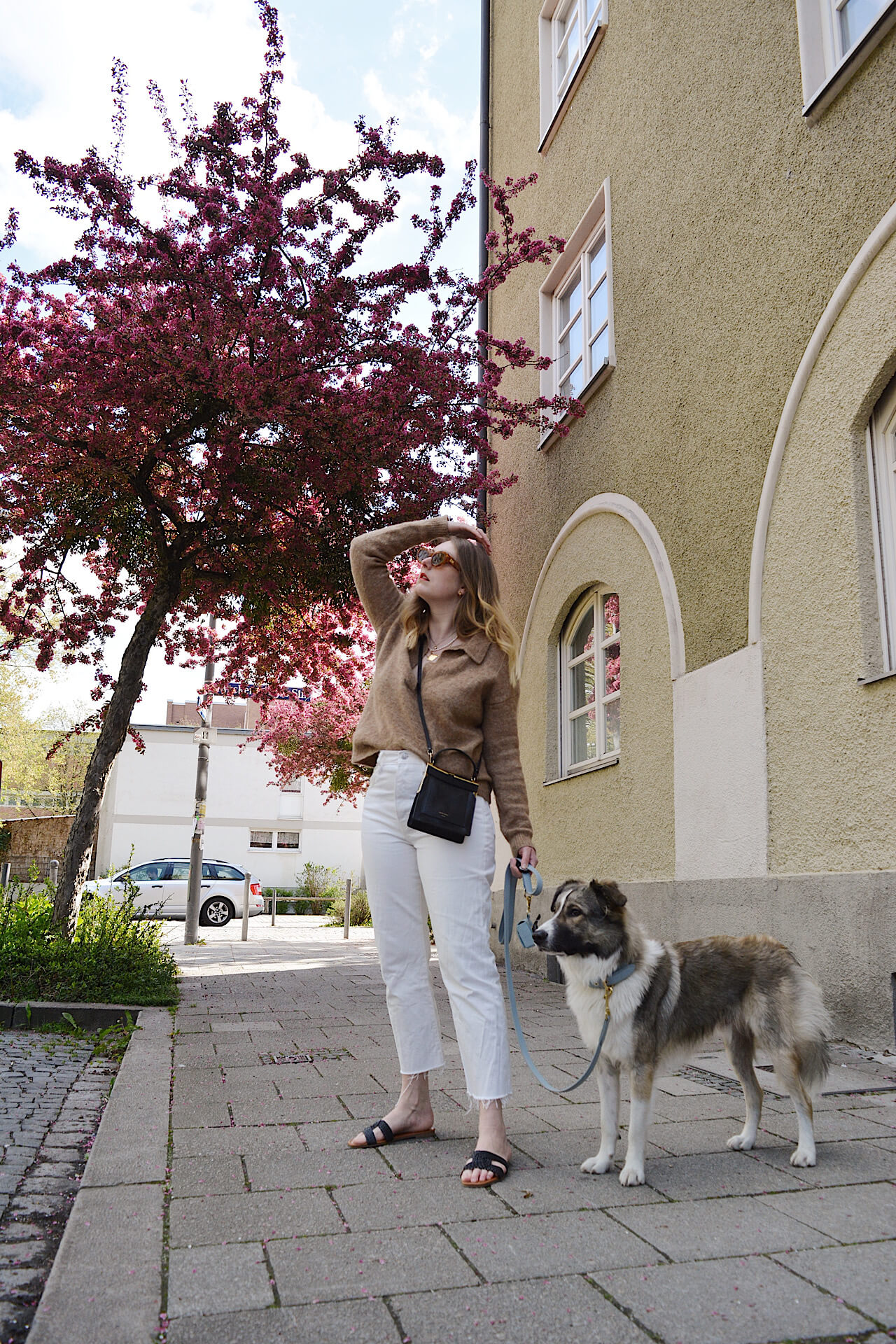 Weiße Jeans im Frühlingslook mit Pantoletten kombinieren