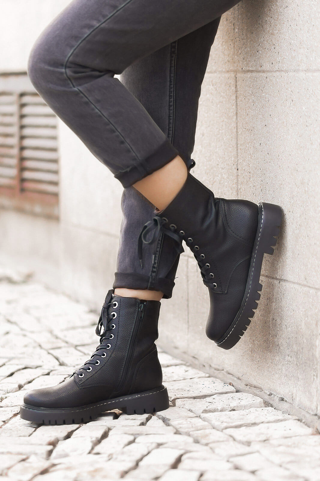 https://shoelove.deichmann.com/de-de/wp-content/uploads/2021/04/chunky-boots-stylen-derbe-schnuerboots-shoelove-by-deichmann4.jpg